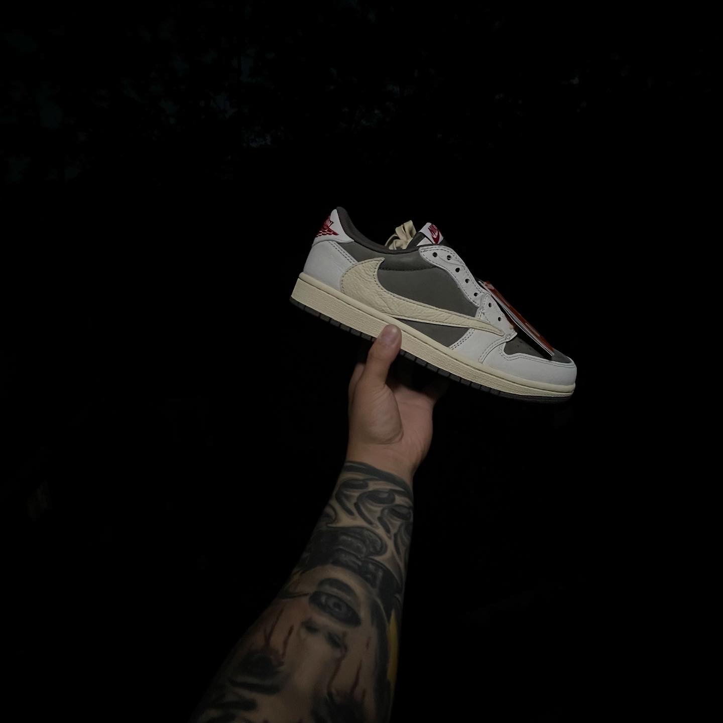 Jordan 1 x Travis Scott Retro Low OG SP Sail and Ridgerock 착용 스타일 - 1