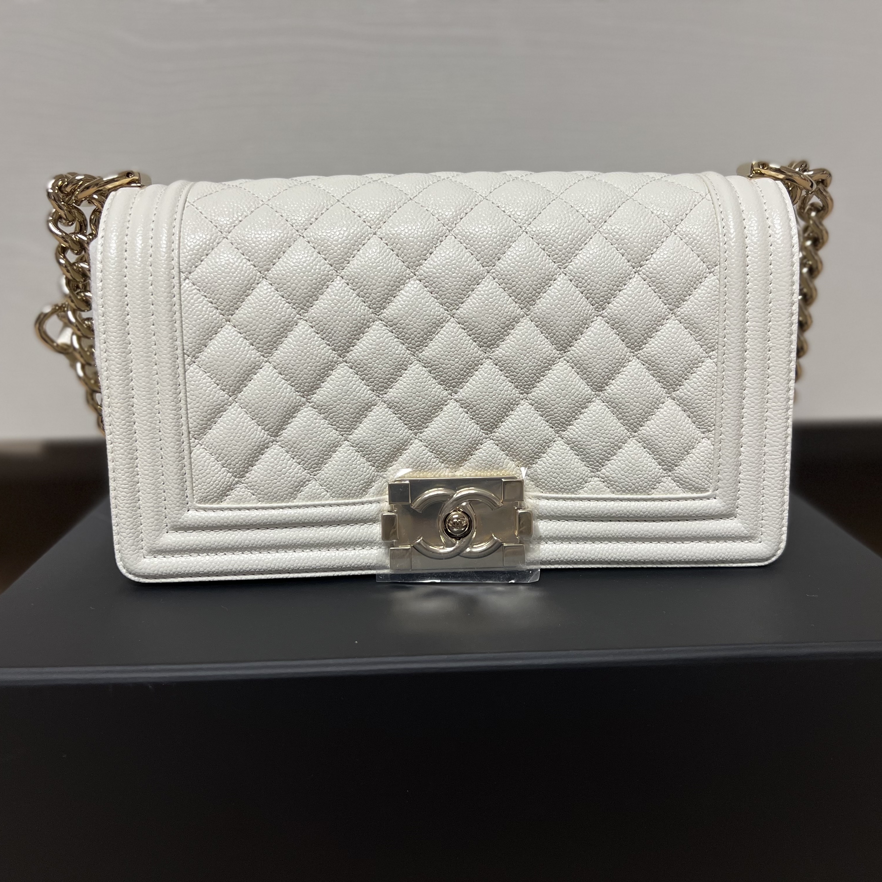 Chanel Medium Boy Chanel Handbag Grained Calfskin & Gold White 착용 스타일 - 1