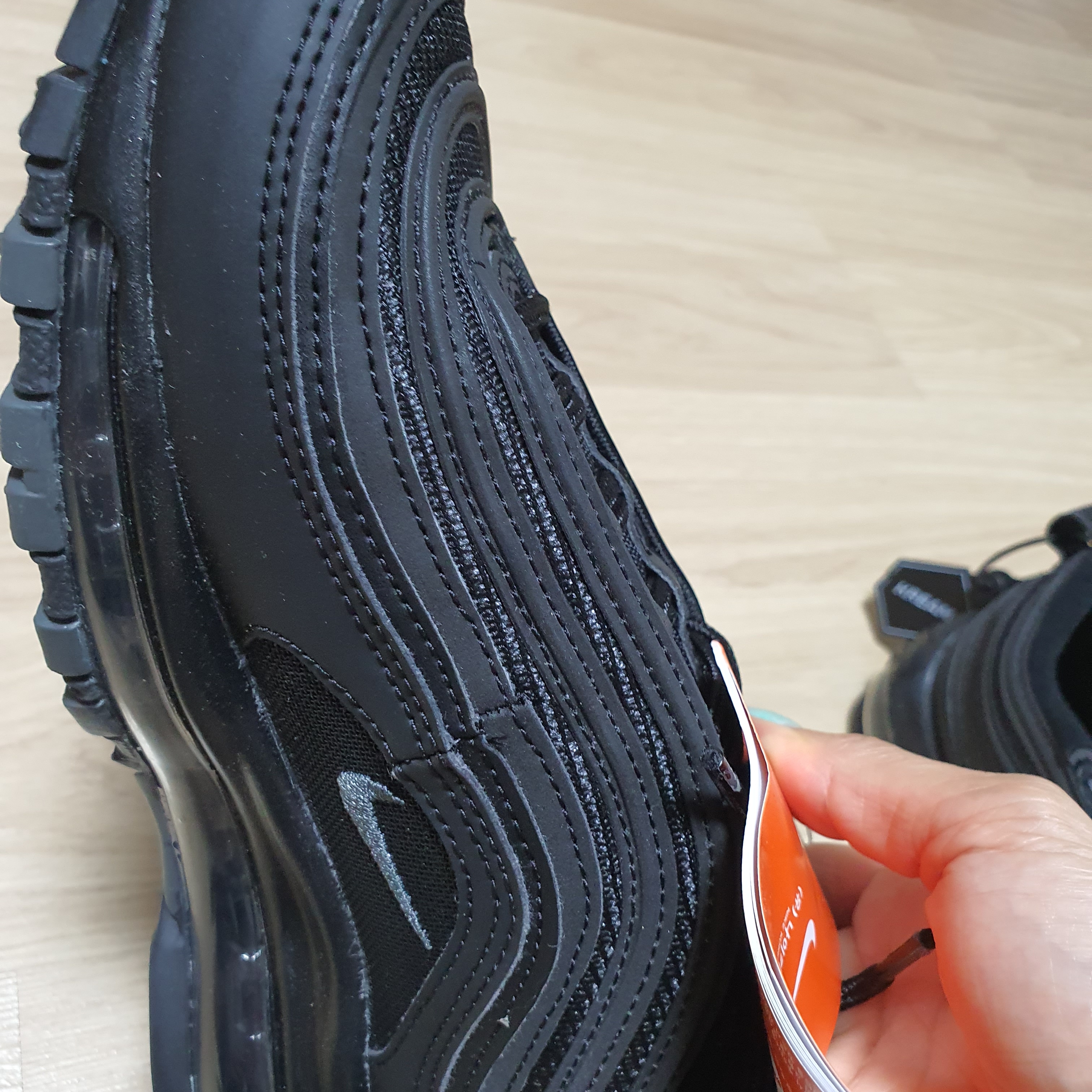 Nike Air Max 97 Ultra 17 Triple Black 착용 스타일 - 1