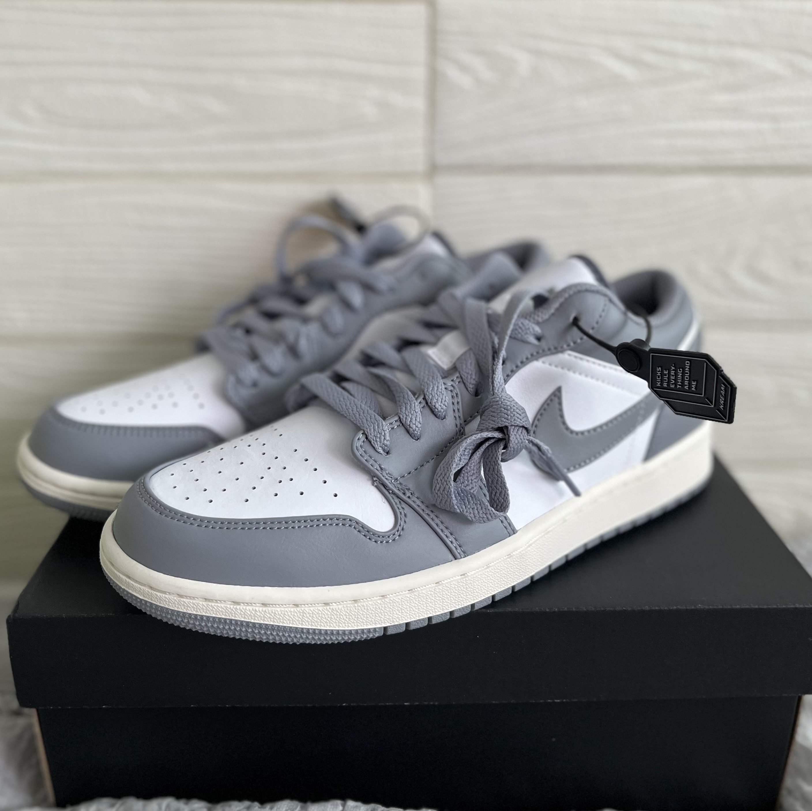 Jordan 1 Low Stealth and White 착용 스타일 - 3