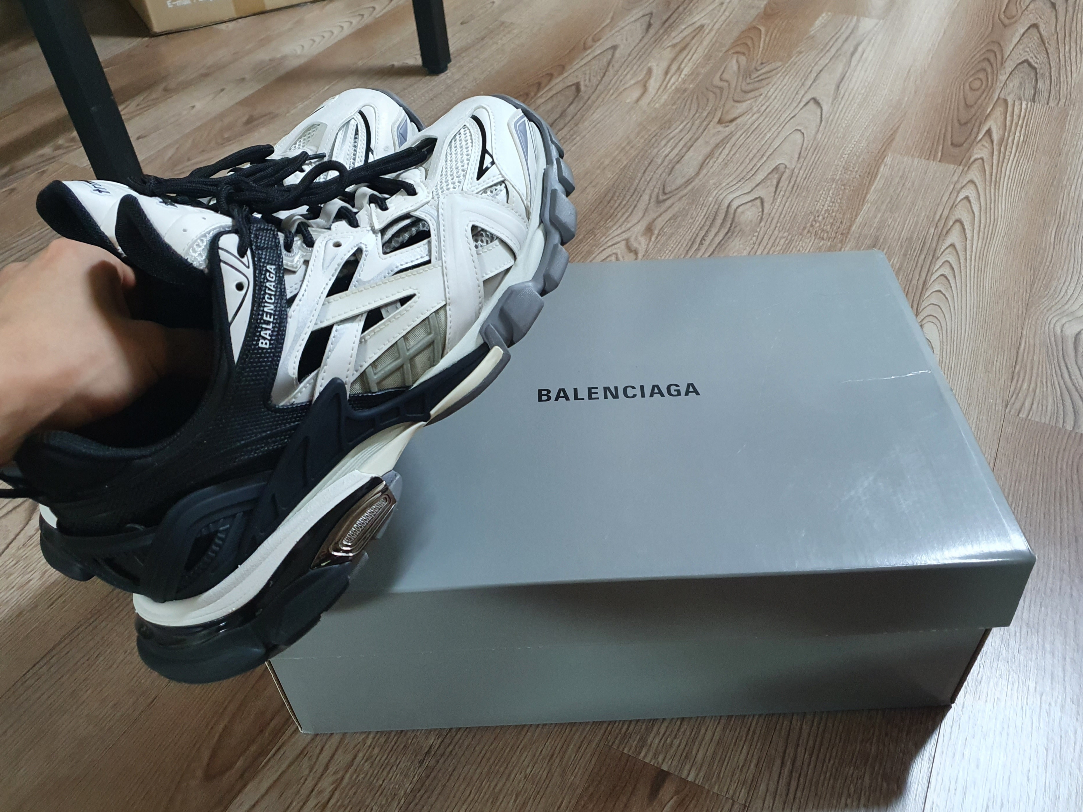 Balenciaga Track.2 Sneakers Black White 착용 스타일 - 1