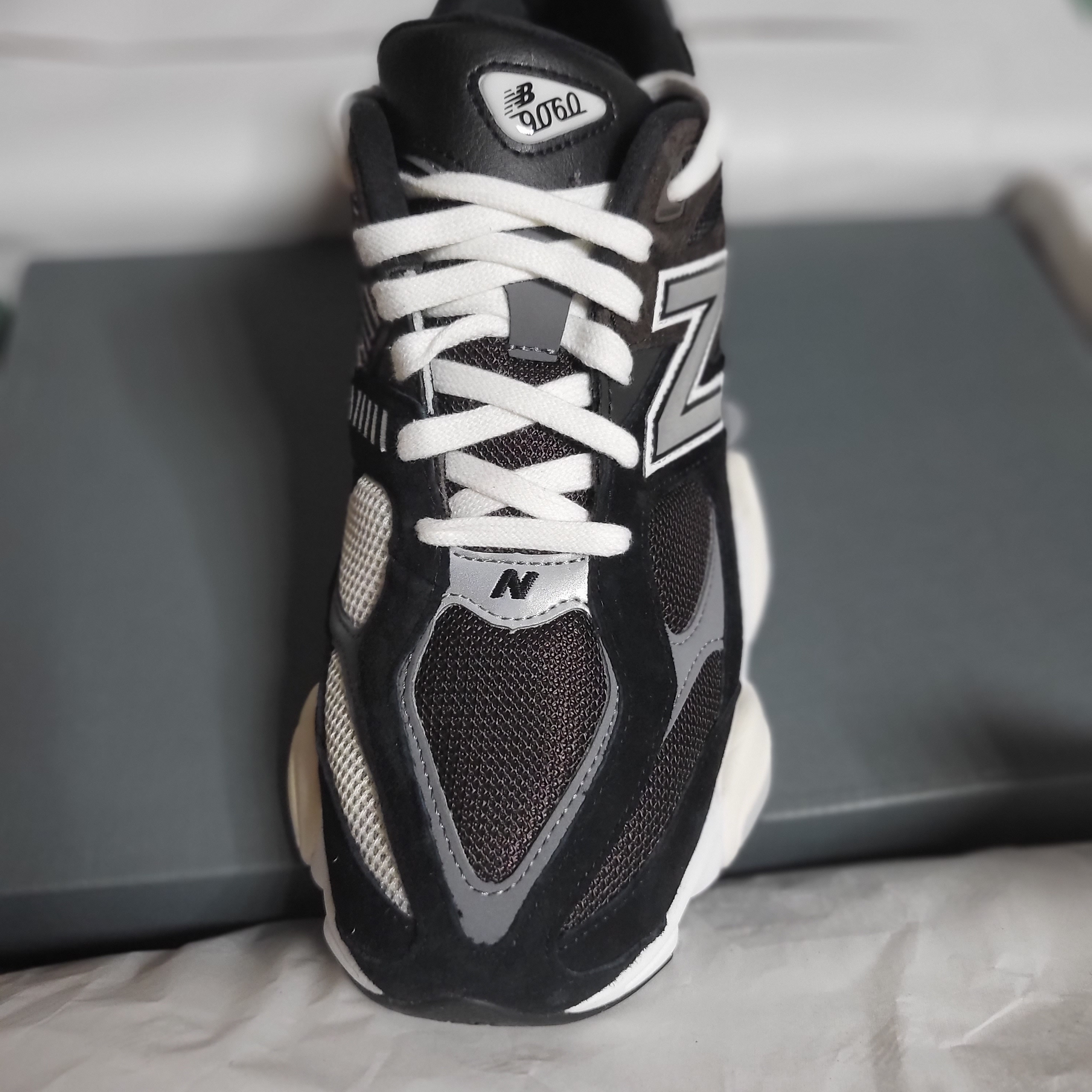 New Balance 9060 Black Dark Brown 착용 스타일 - 3