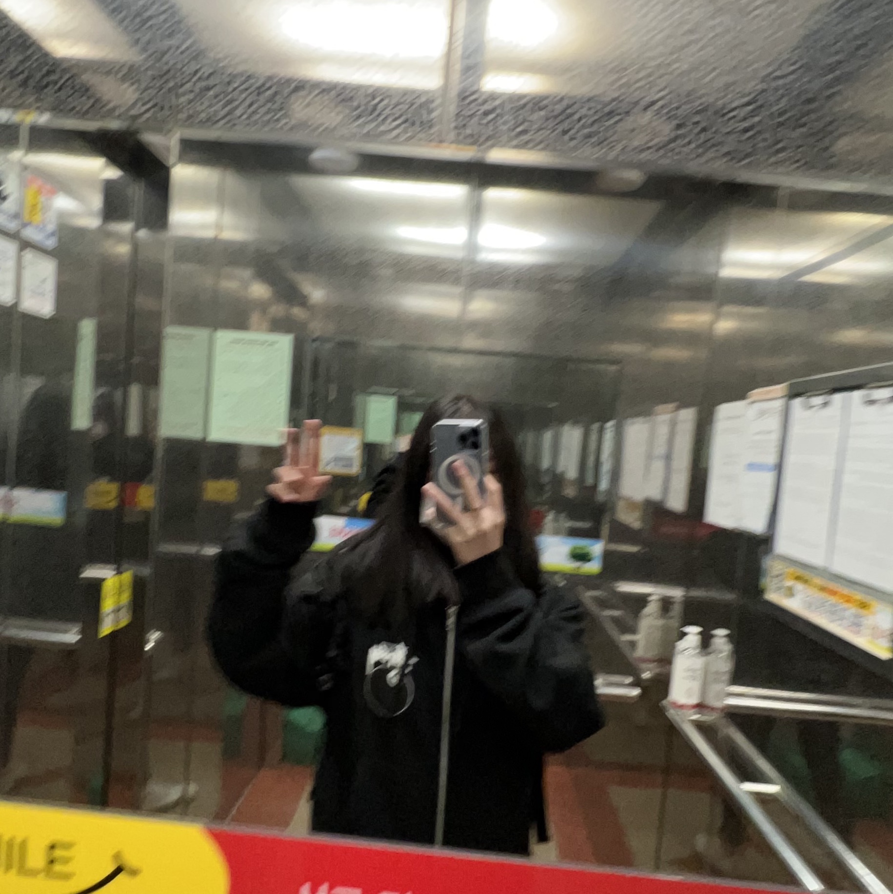Stussy 8 Ball Zip Hoodie Black - 22SS, Apple iPhone 13 Pro 256GB Sierra Blue (Korean Ver.) 착용 스타일 - 2