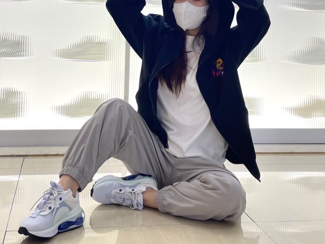 (W) Nike Air Max 2021 Obsidian Ghost 착용 스타일 - 2