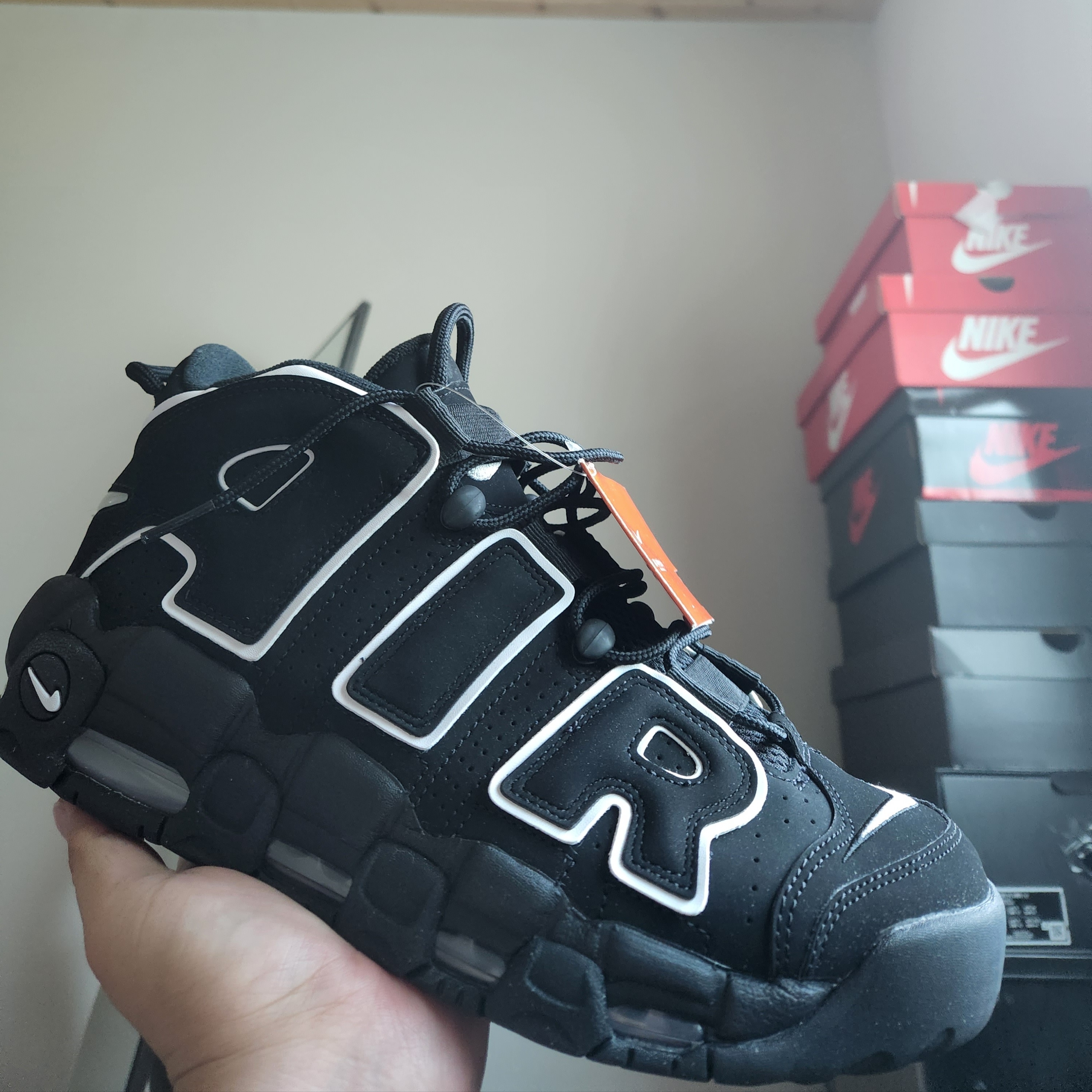 Nike Air More Uptempo Black White 2020, Nike Air Force 1 '07 Cut Out Swoosh Midnight Navy 착용 스타일 - 1