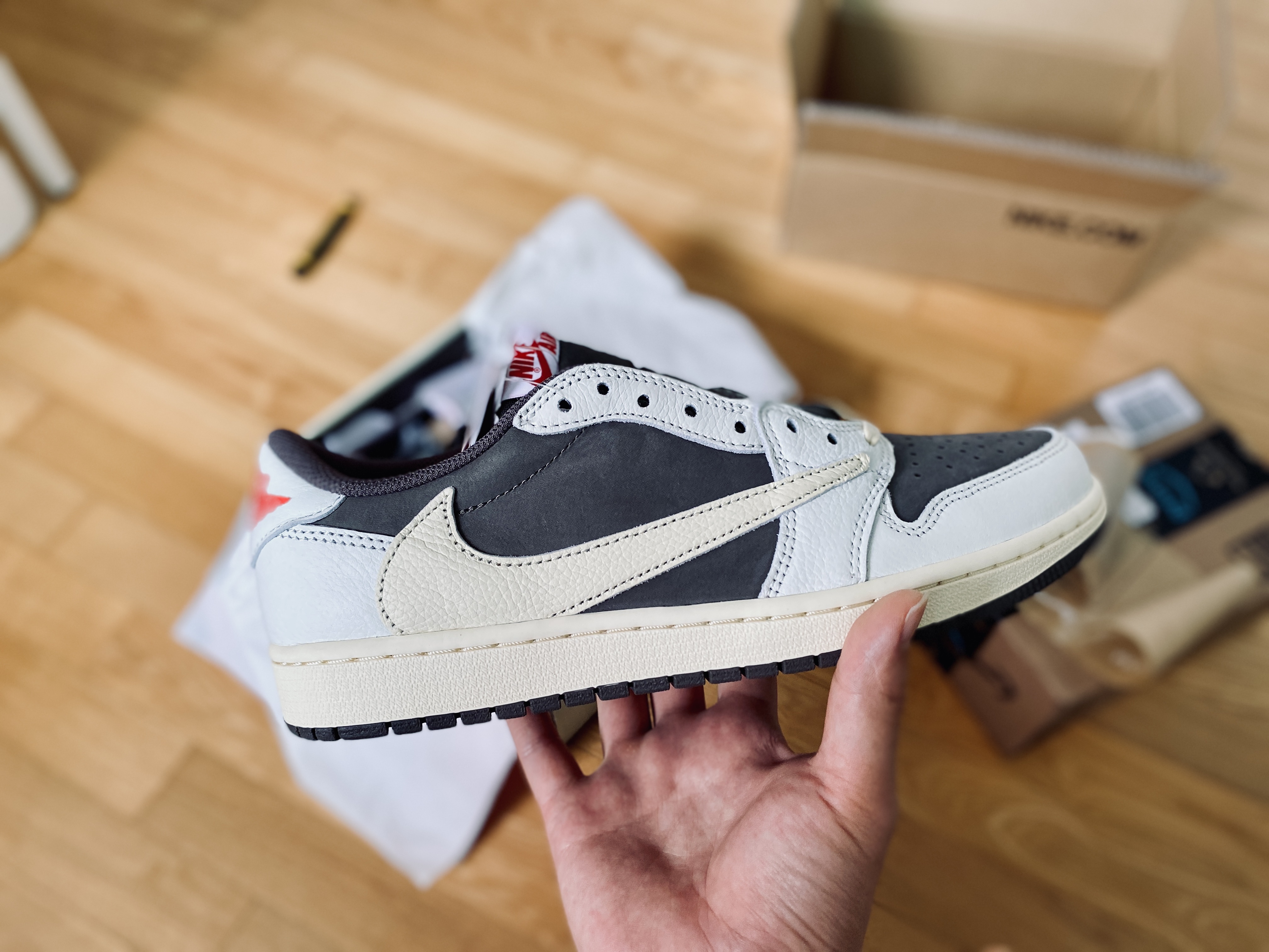 Jordan 1 x Travis Scott Retro Low OG SP Sail and Ridgerock 착용 스타일 - 1