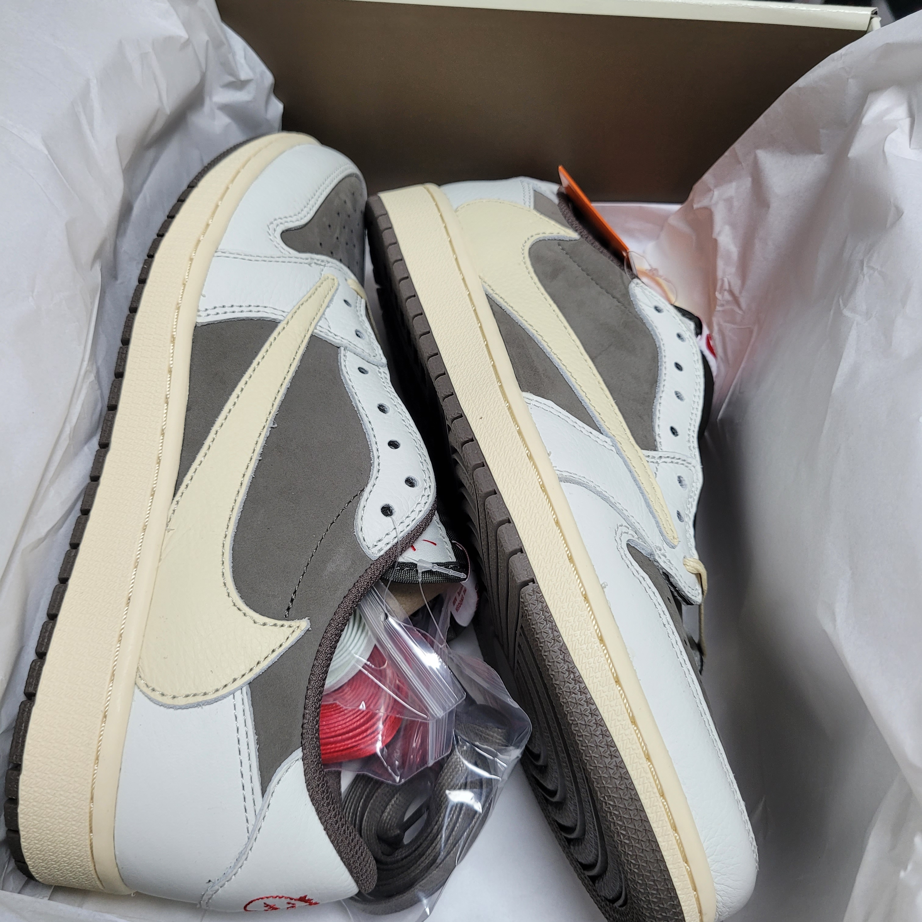 Jordan 1 x Travis Scott Retro Low OG SP Sail and Ridgerock 착용 스타일