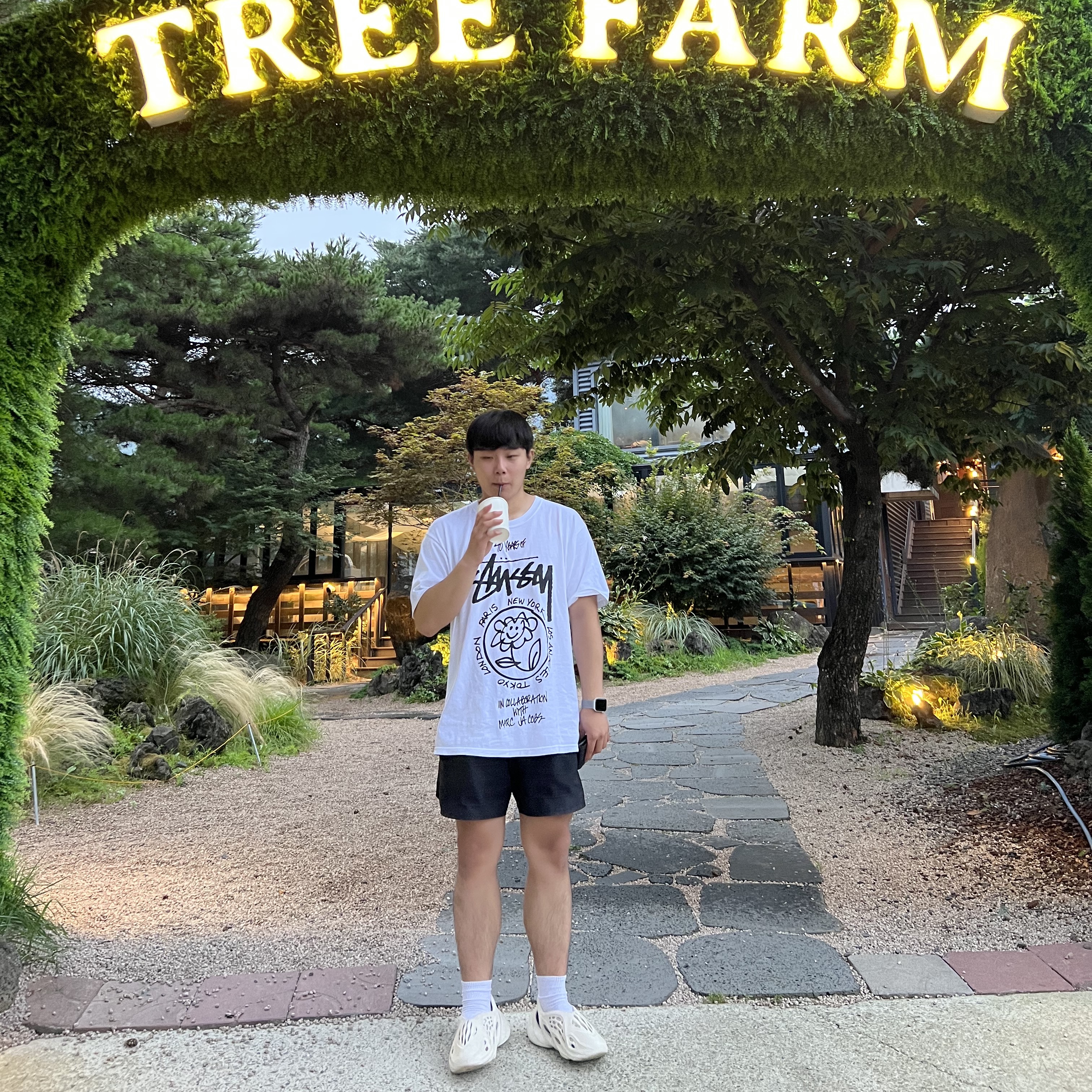 Stussy x Marc Jacobs 40 WT T-Shirt, Adidas Yeezy Foam RNNR Sand 착용 스타일