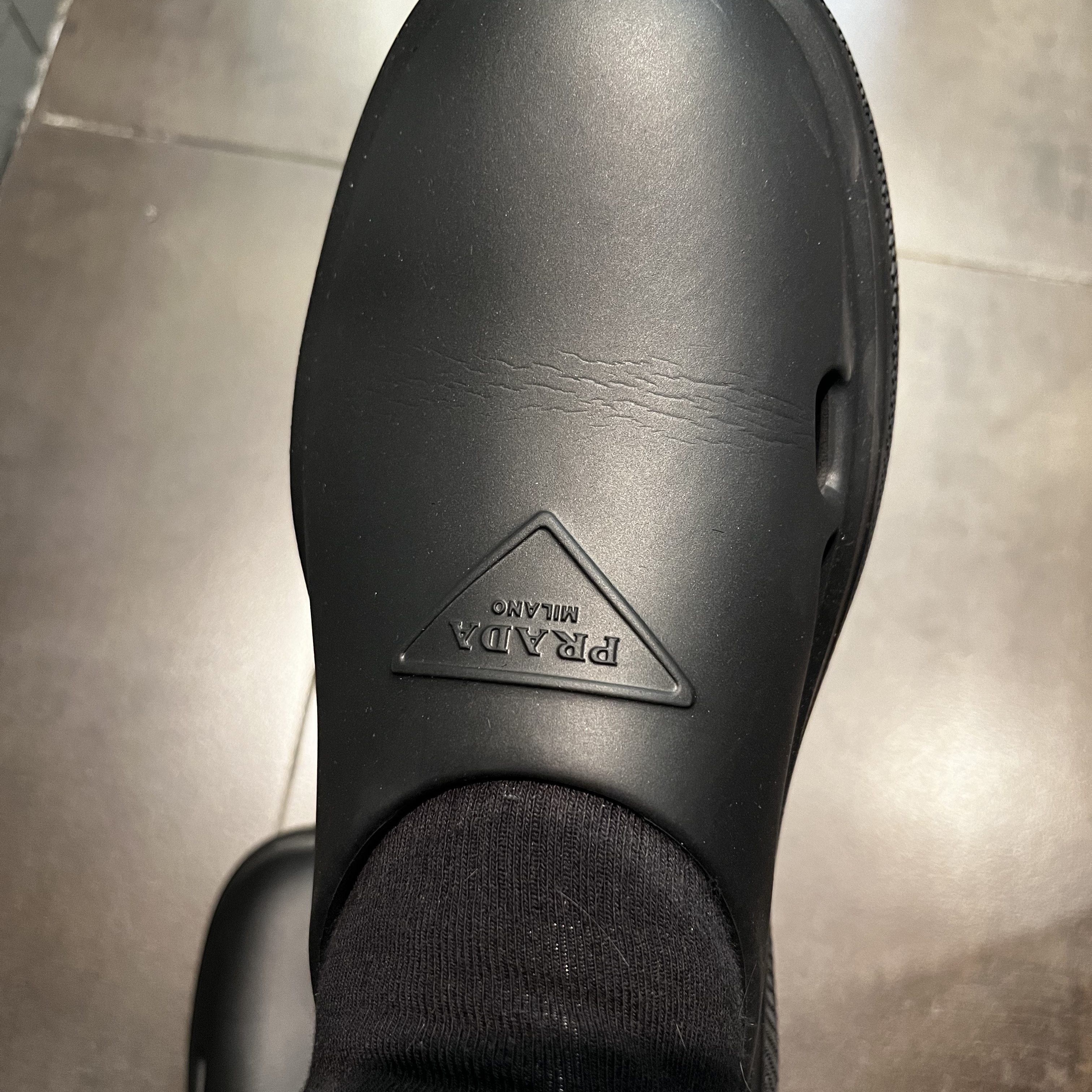 Prada Mellow Rubber Mules Black 착용 스타일 - 1