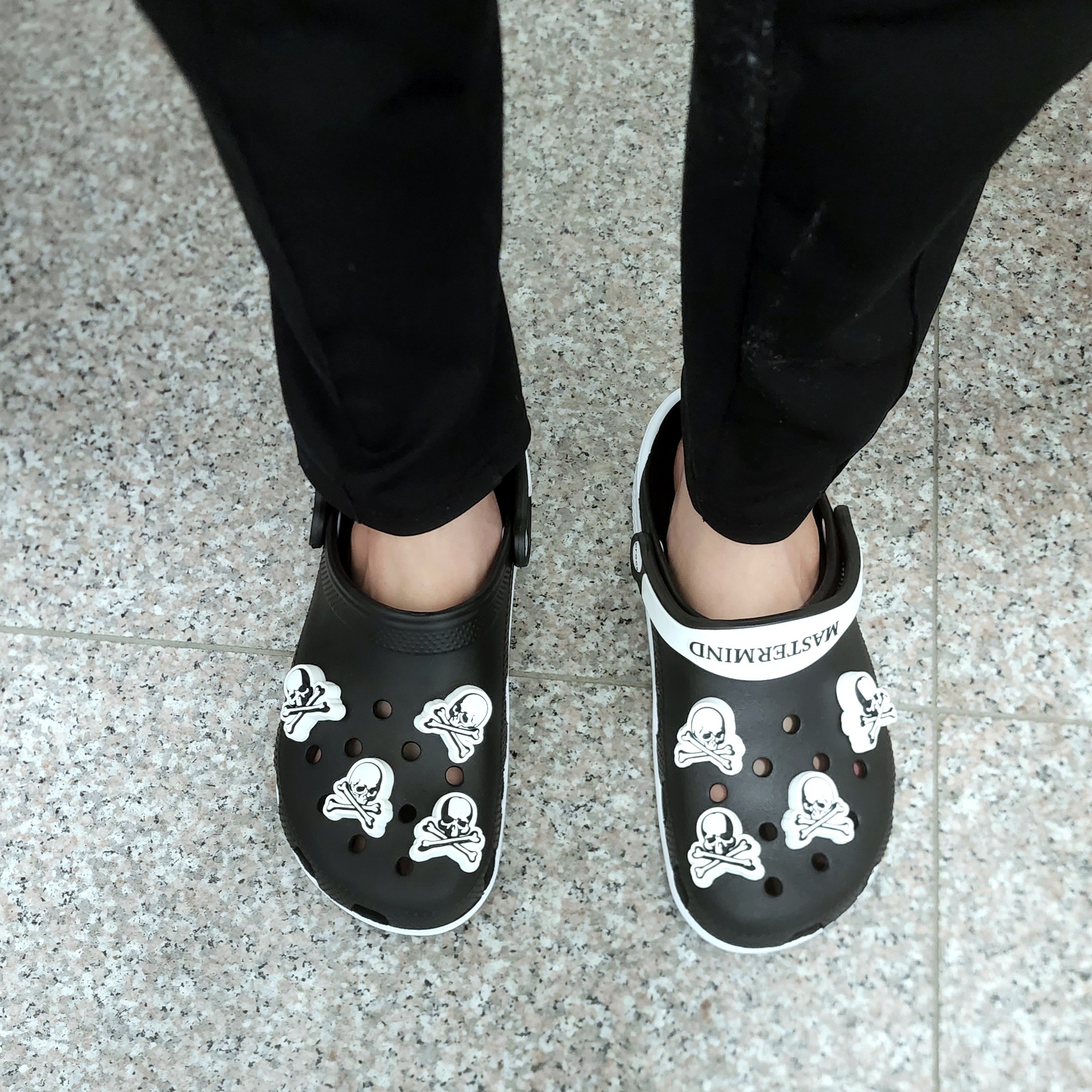 Crocs x Mastermind Classic Clog Black White 착용 스타일 - 1