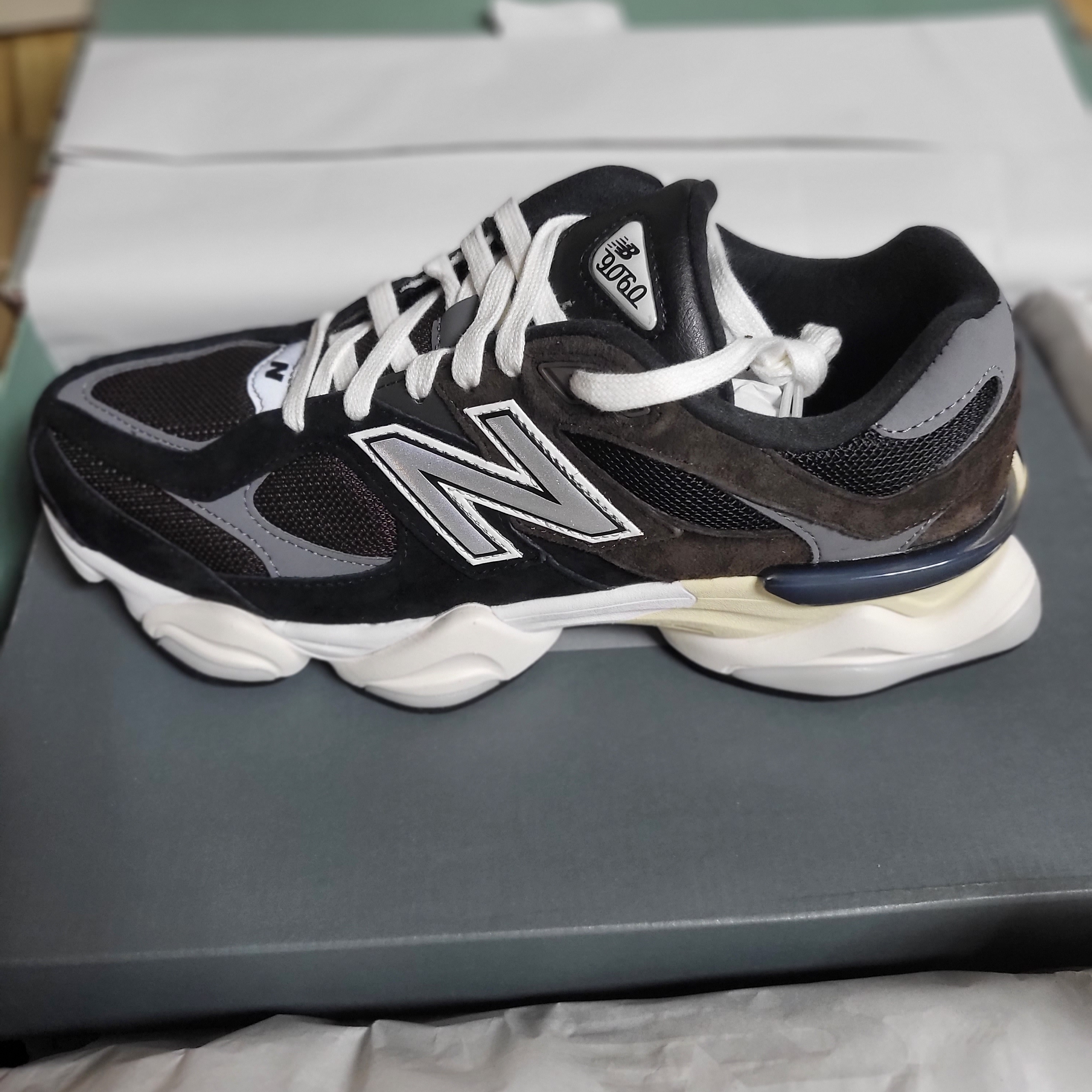 New Balance 9060 Black Dark Brown 착용 스타일 - 1