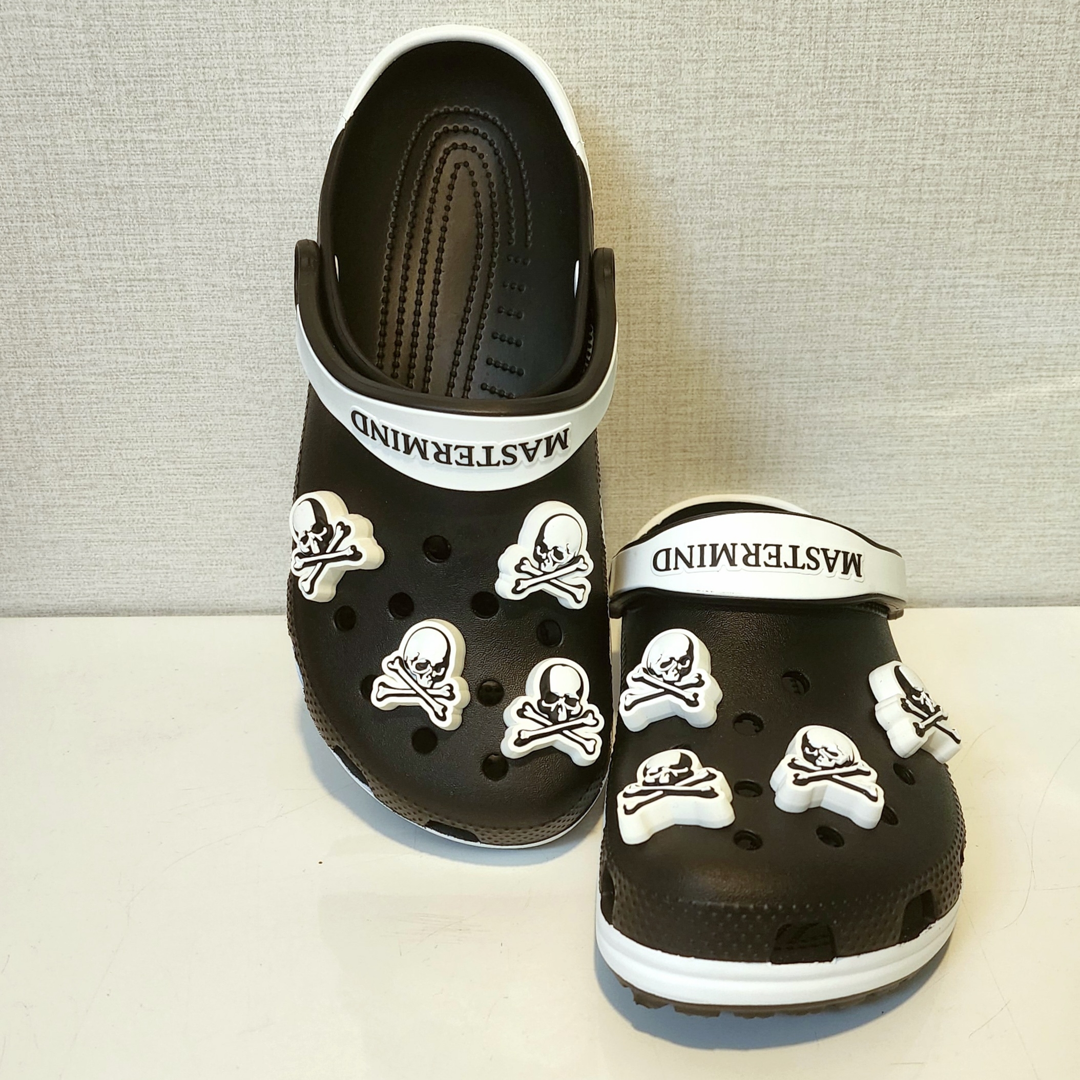 Crocs x Mastermind Classic Clog Black White 착용 스타일 - 2