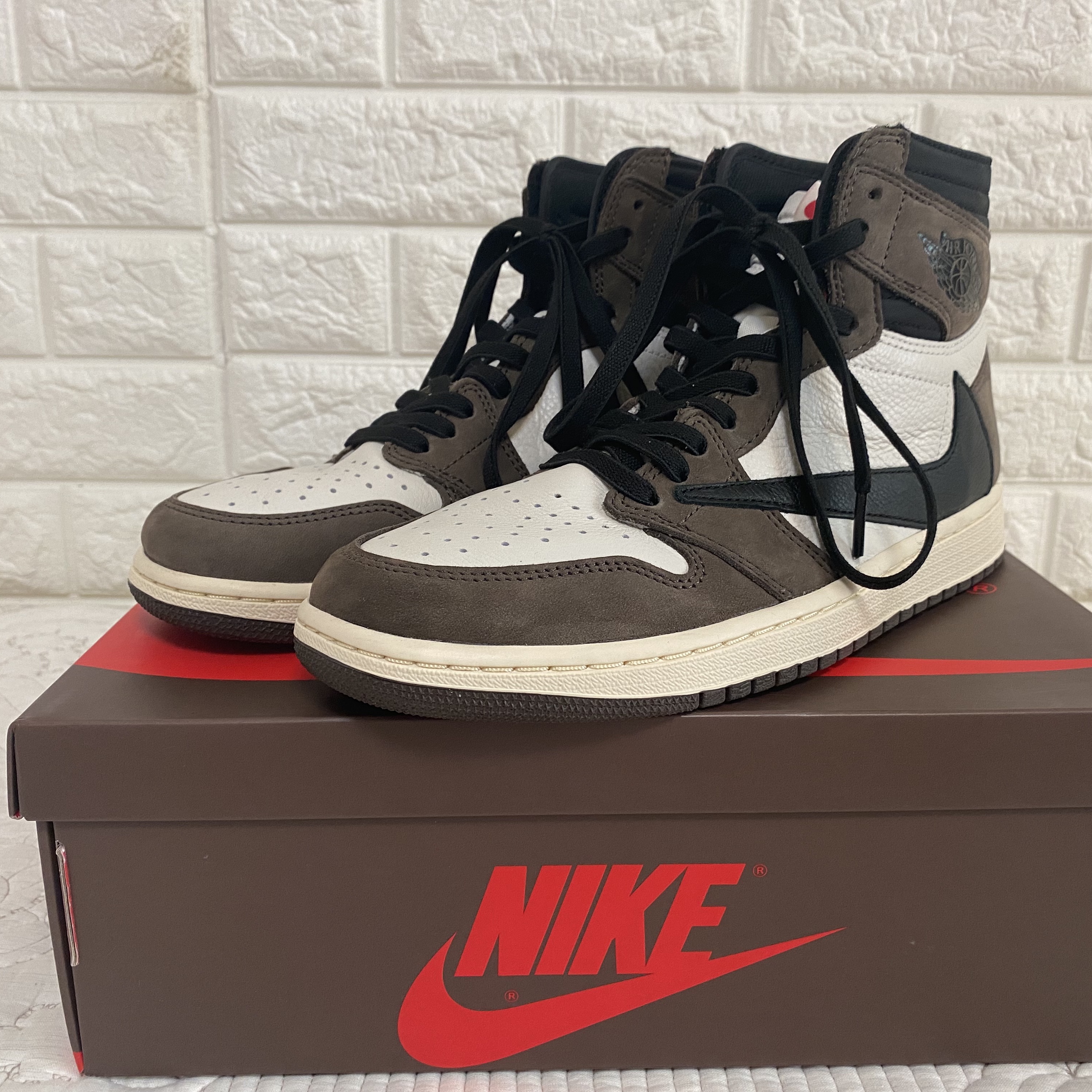 Jordan 1 x Travis Scott Retro High OG SP Mocha 착용 스타일 - 2