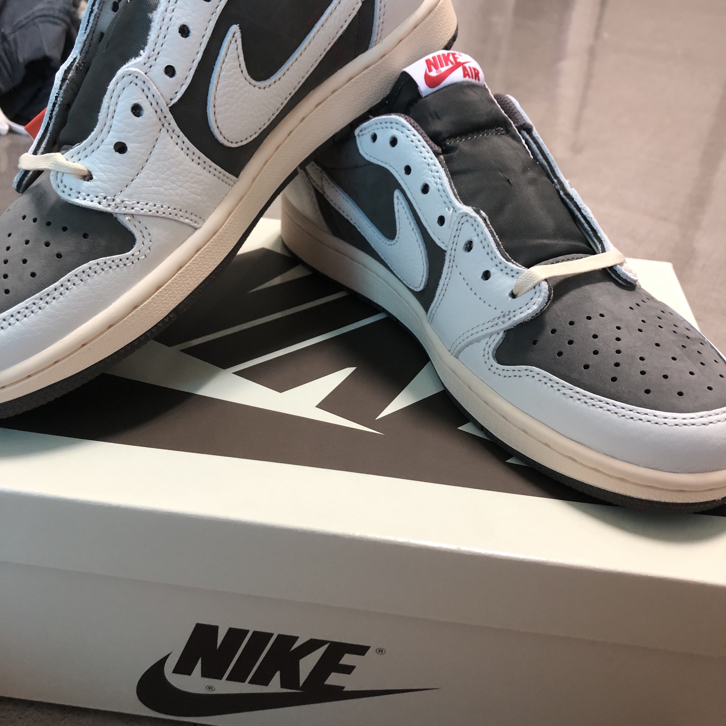 Jordan 1 x Travis Scott Retro Low OG SP Sail and Ridgerock 착용 스타일 - 1
