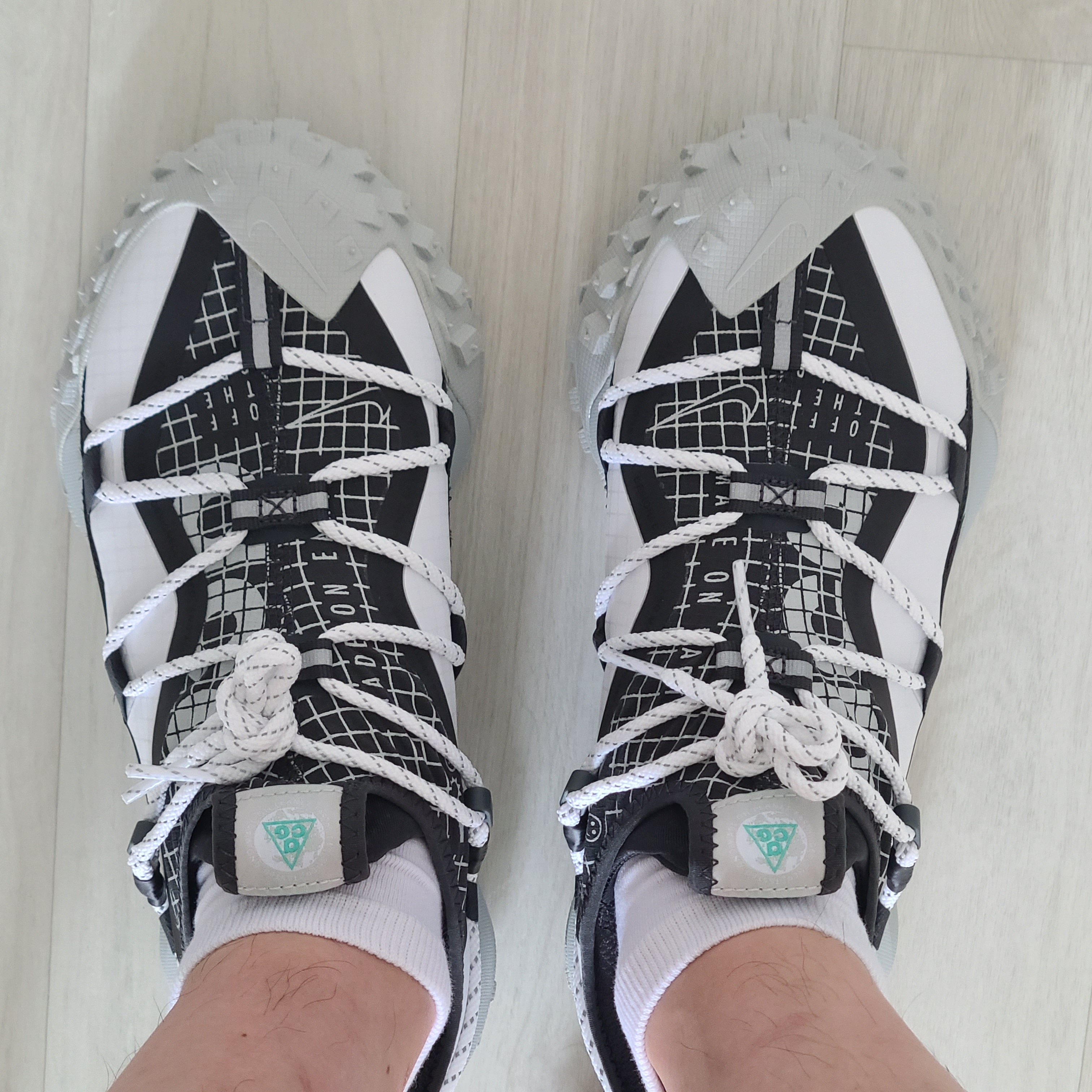Nike ACG Mountain Fly Low SE White and Black 착용 스타일