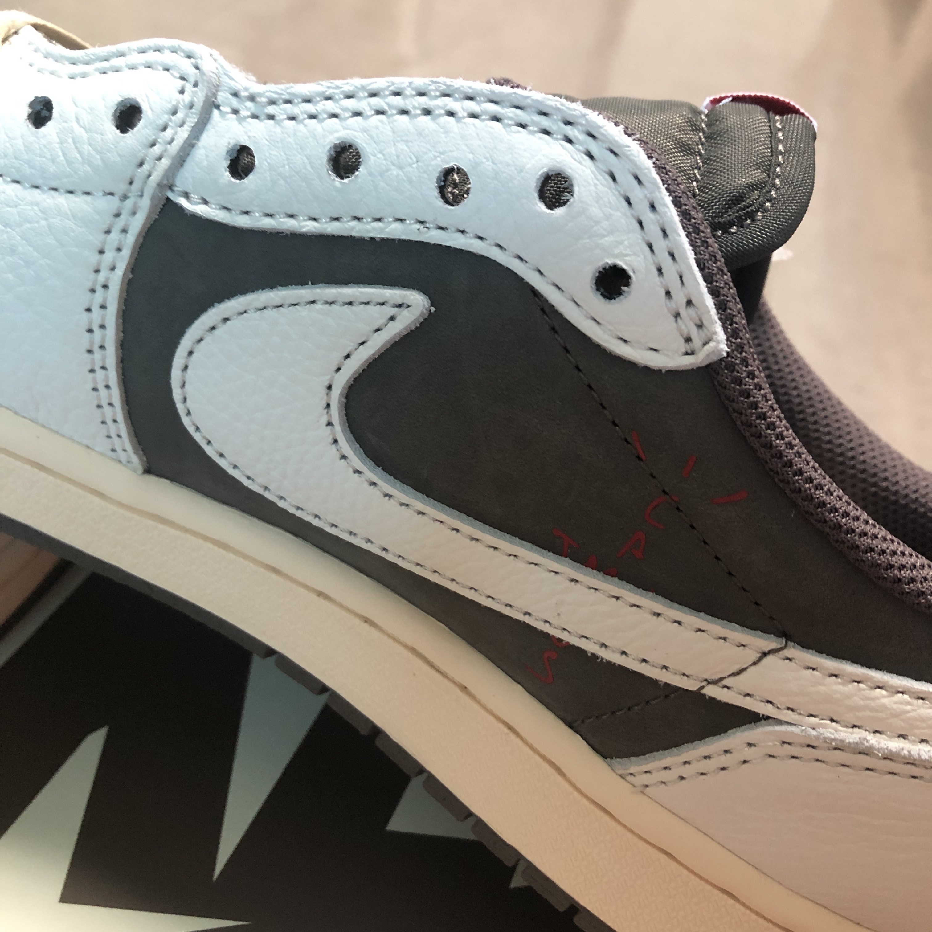 Jordan 1 x Travis Scott Retro Low OG SP Sail and Ridgerock 착용 스타일 - 2