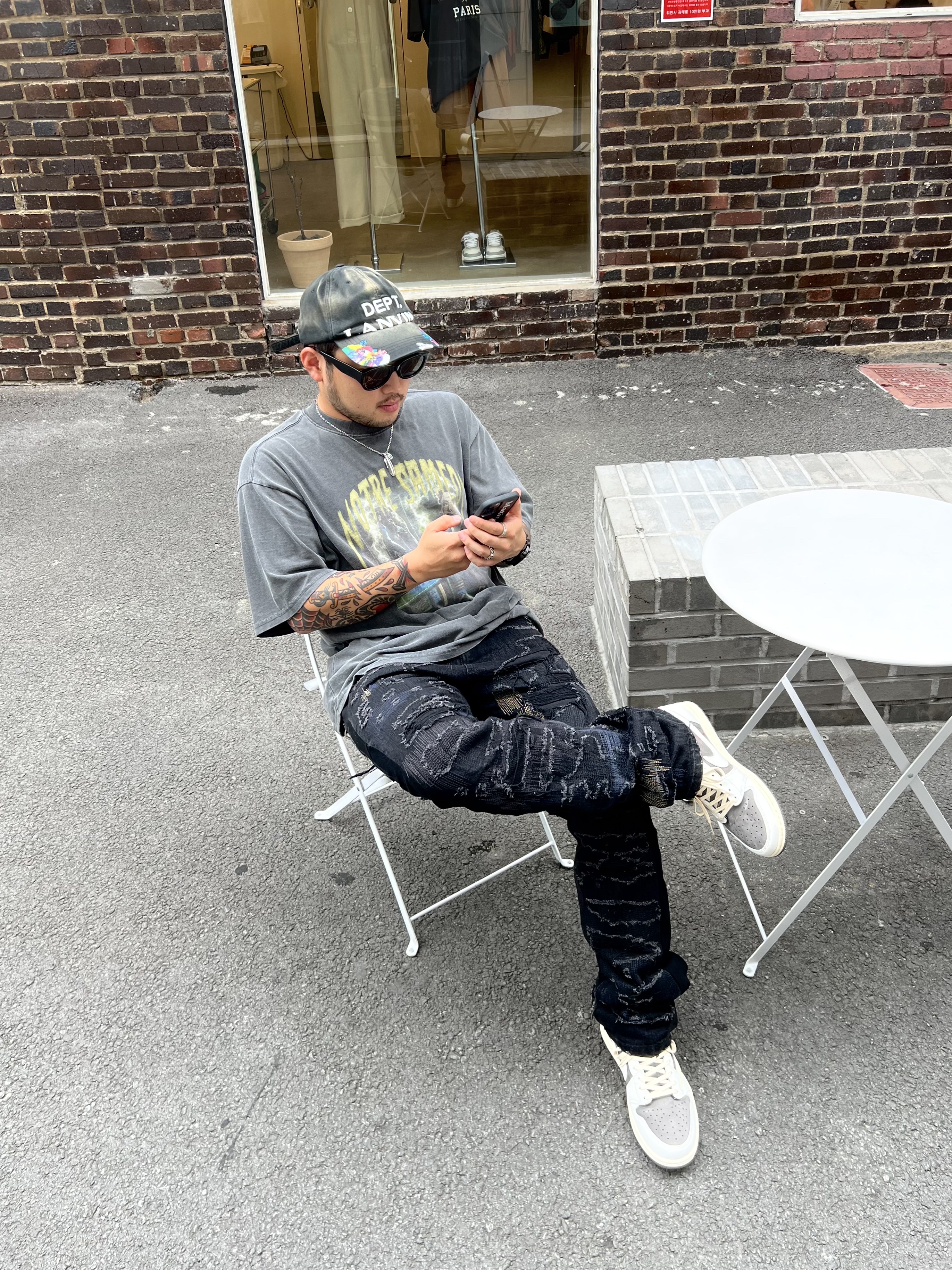 Jordan 1 x Travis Scott Retro Low OG SP Sail and Ridgerock, Gallery Dept. x Lanvin Painted Cap Black 착용 스타일 - 1