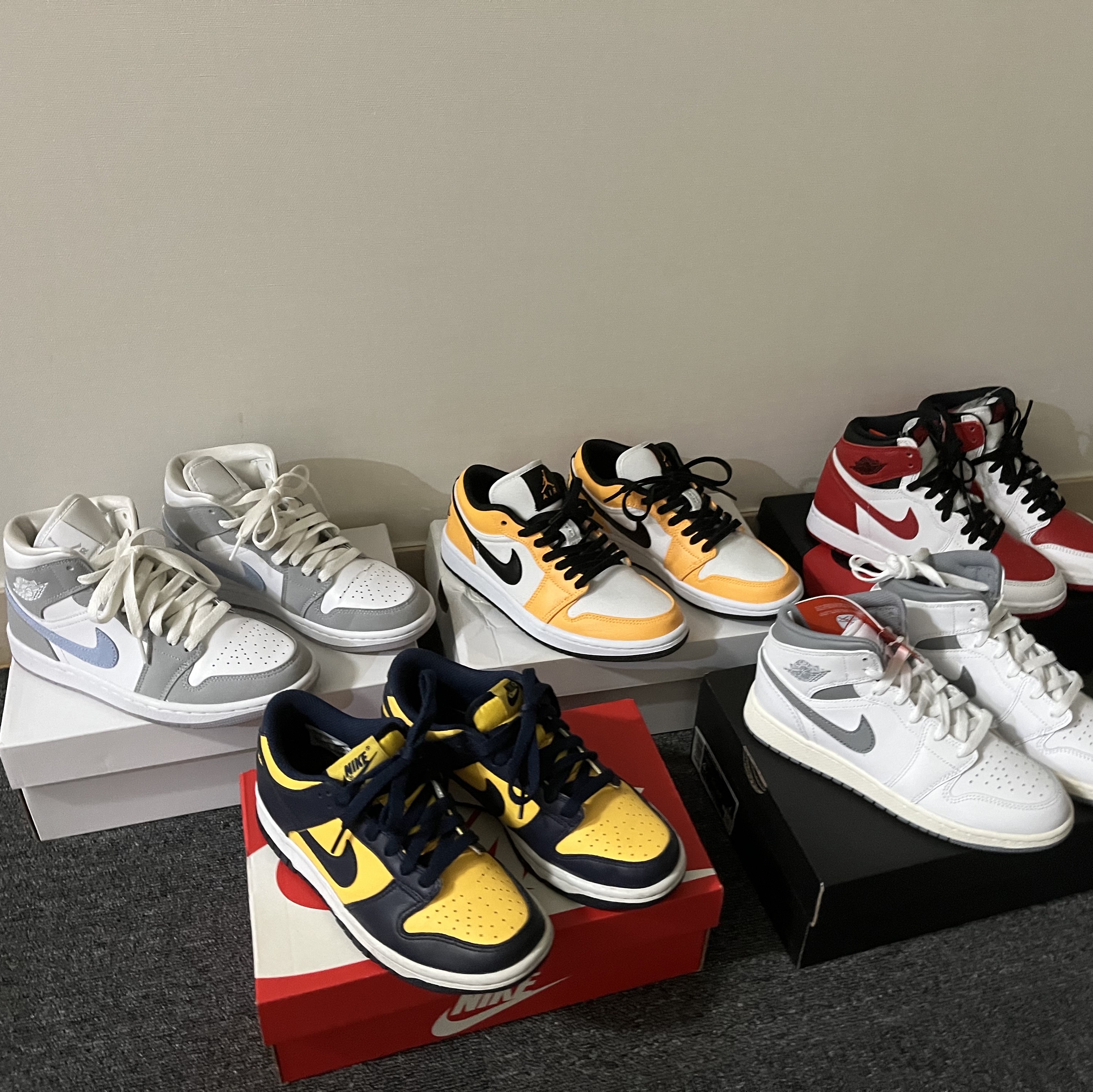 (GS) Nike Dunk Low Varsity Maize, (GS) Jordan 1 Mid White Stealth 착용 스타일