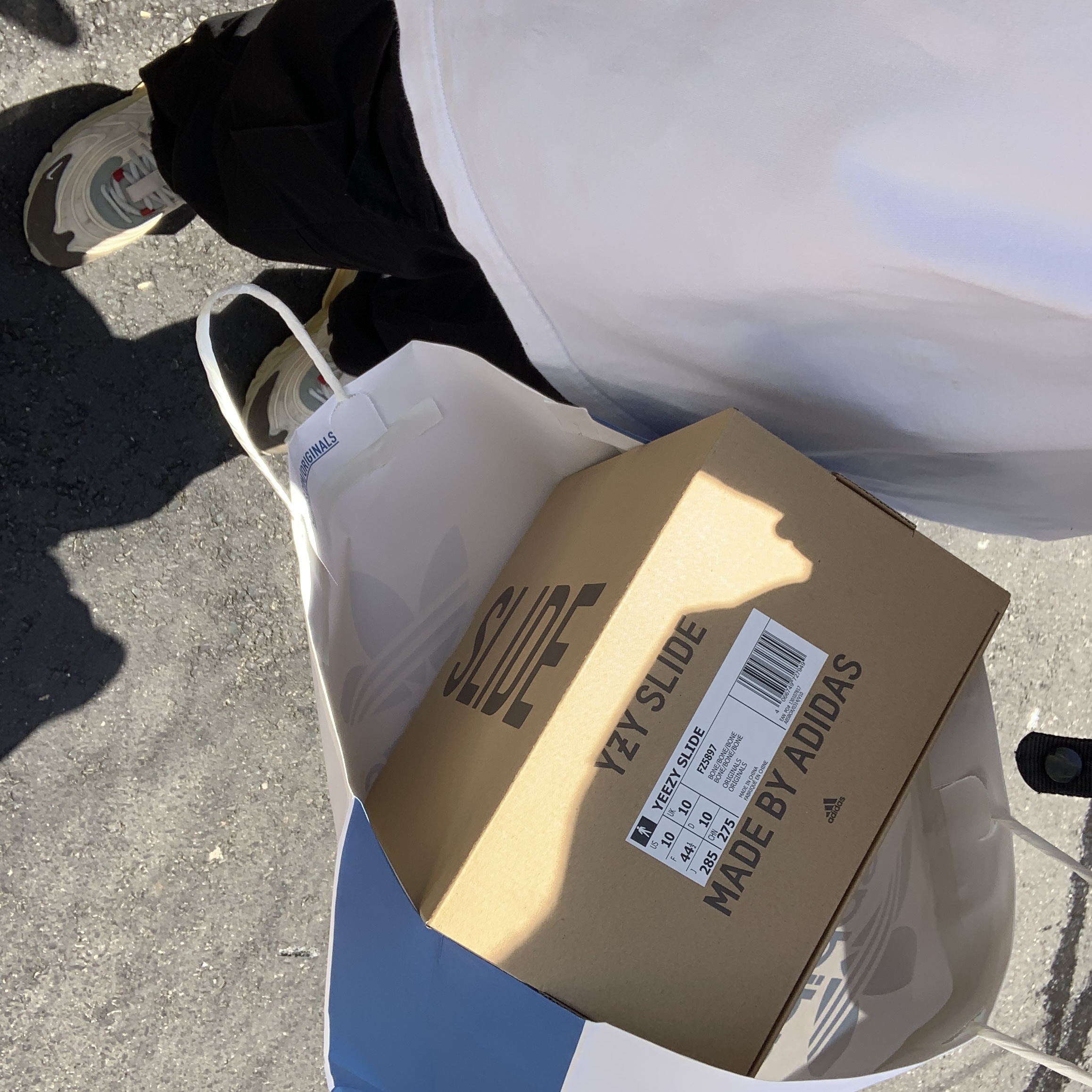 Adidas Yeezy Slide Bone 2022/2023, Nike x Travis Scott Air Max 270 React Cactus Trails 착용 스타일
