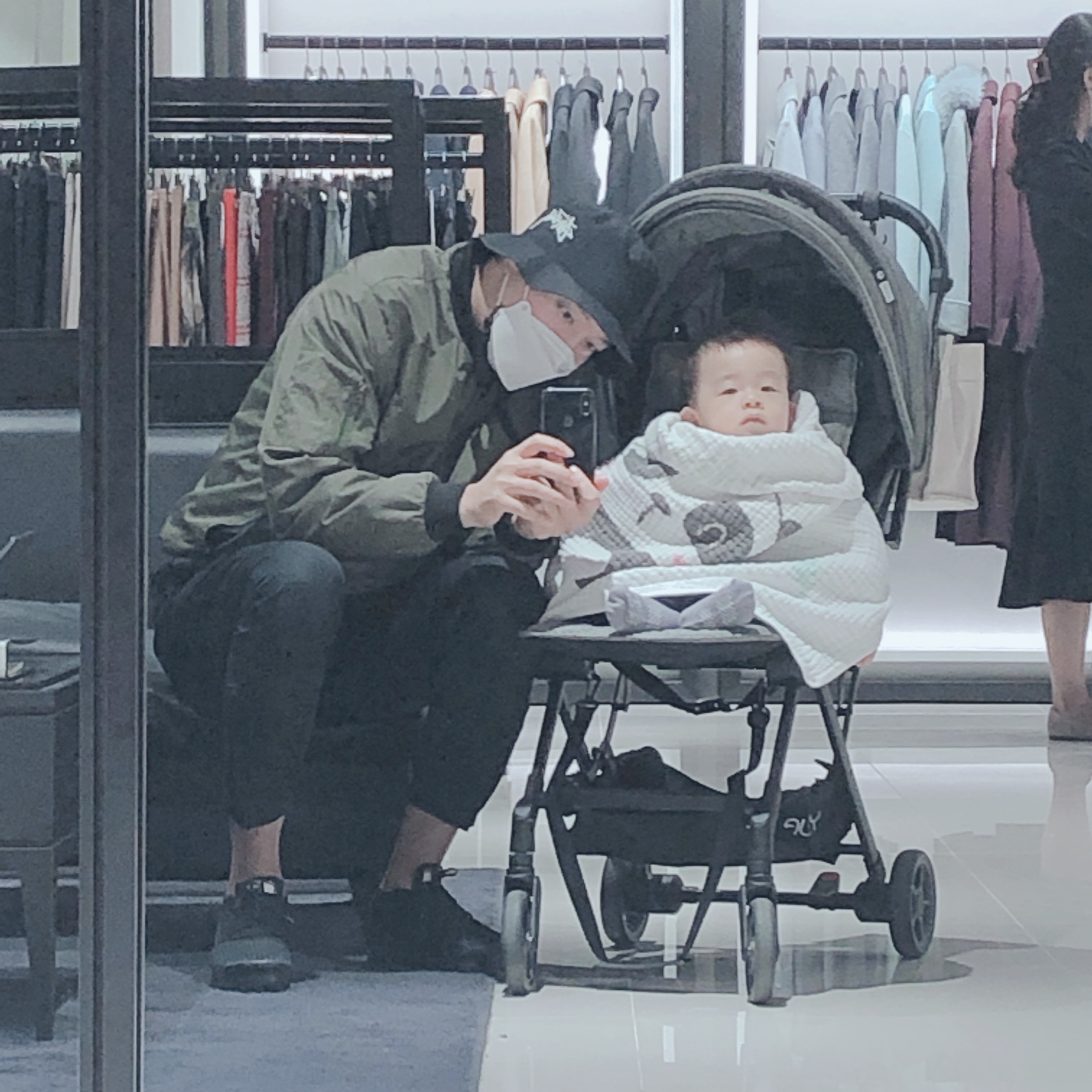 Stussy Stock Bucket Hat Black, Nike Air VaporMax Flyknit 3.0 Triple Black 착용 스타일