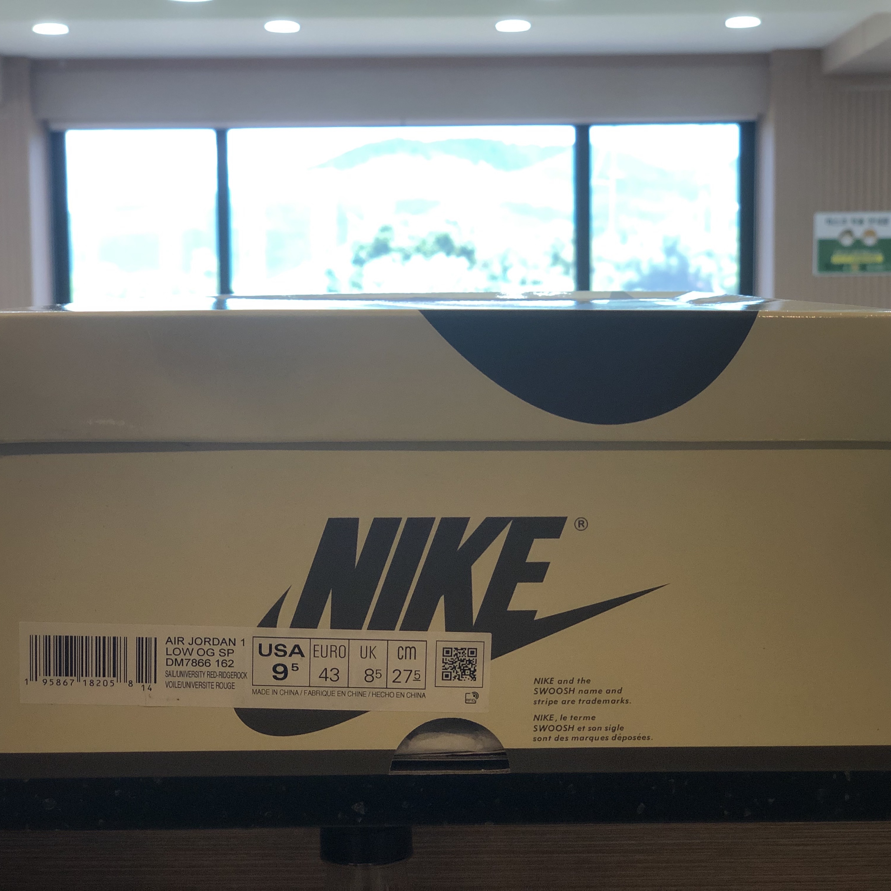 Jordan 1 x Travis Scott Retro Low OG SP Sail and Ridgerock 착용 스타일 - 1