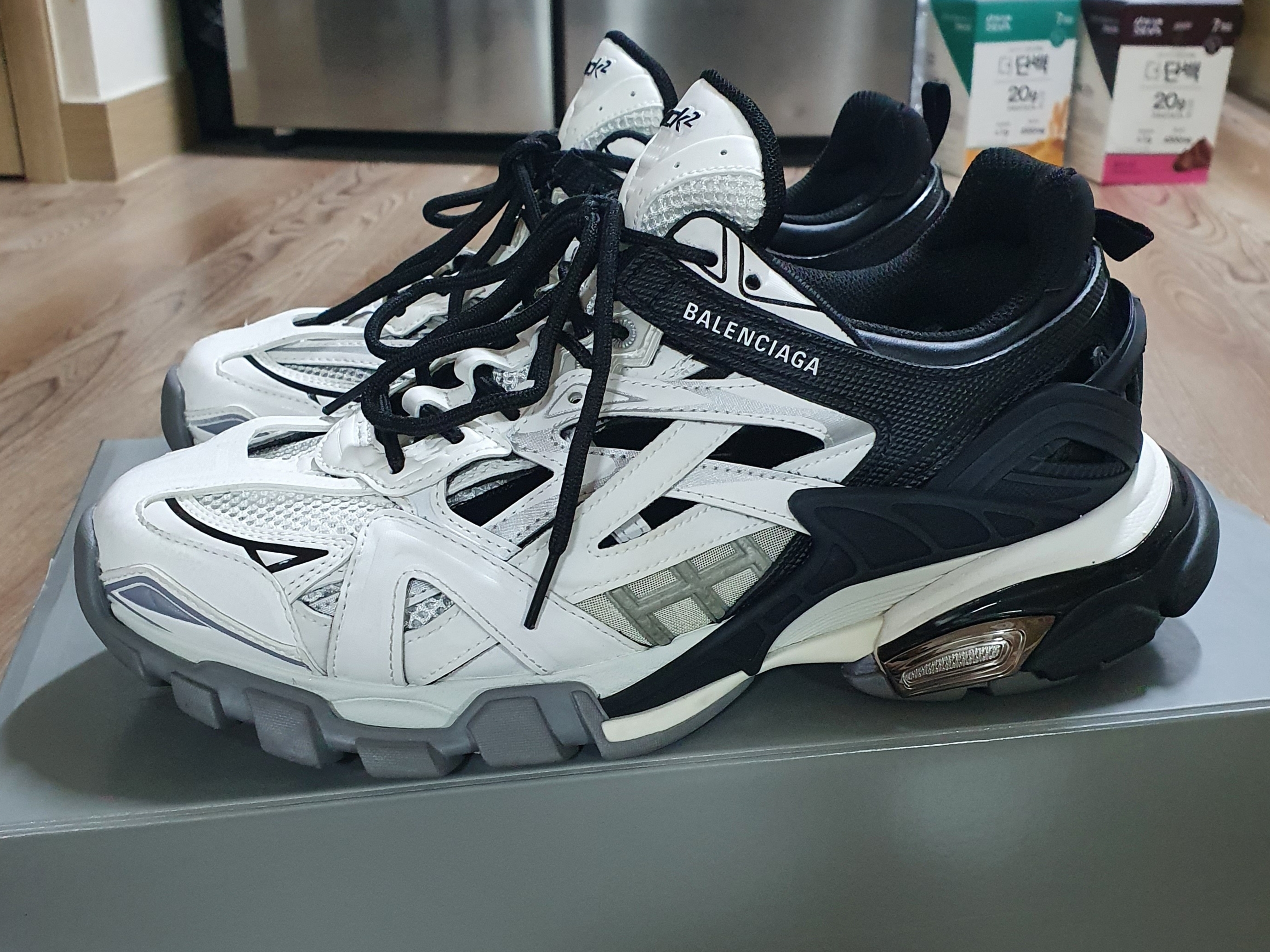 Balenciaga Track.2 Sneakers Black White 착용 스타일 - 3