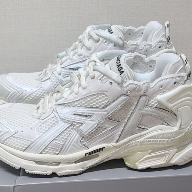 Balenciaga Runner Sneakers White 착용 스타일