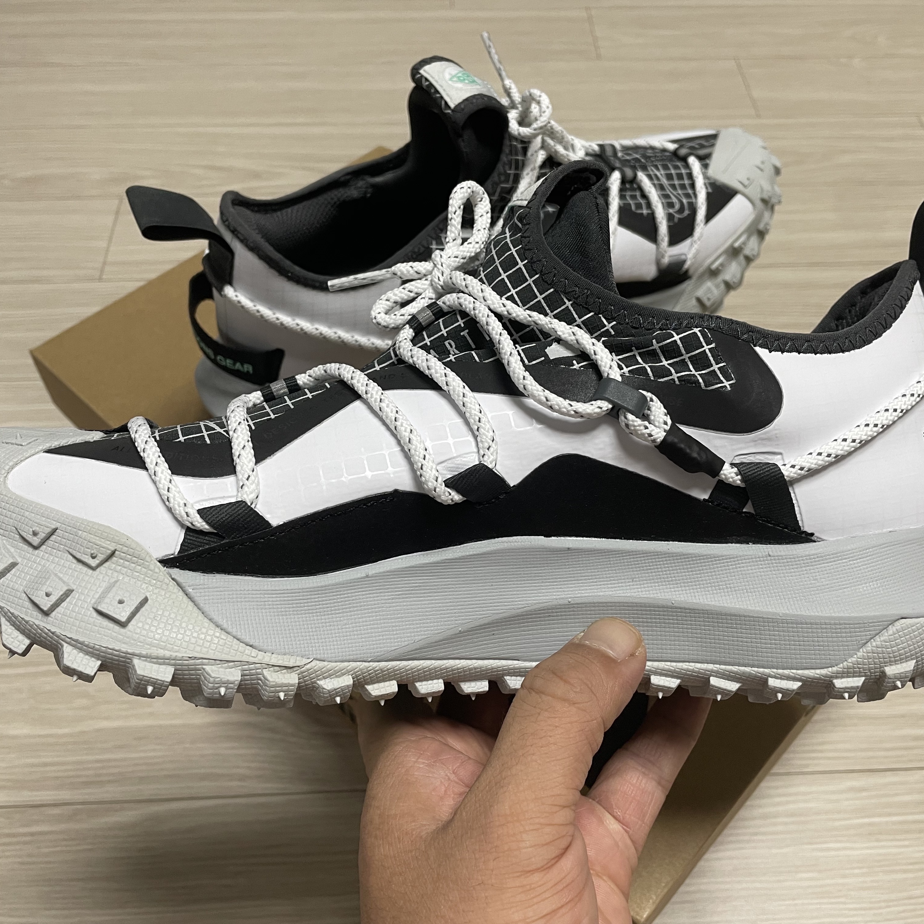Nike ACG Mountain Fly Low SE White and Black 착용 스타일 - 2