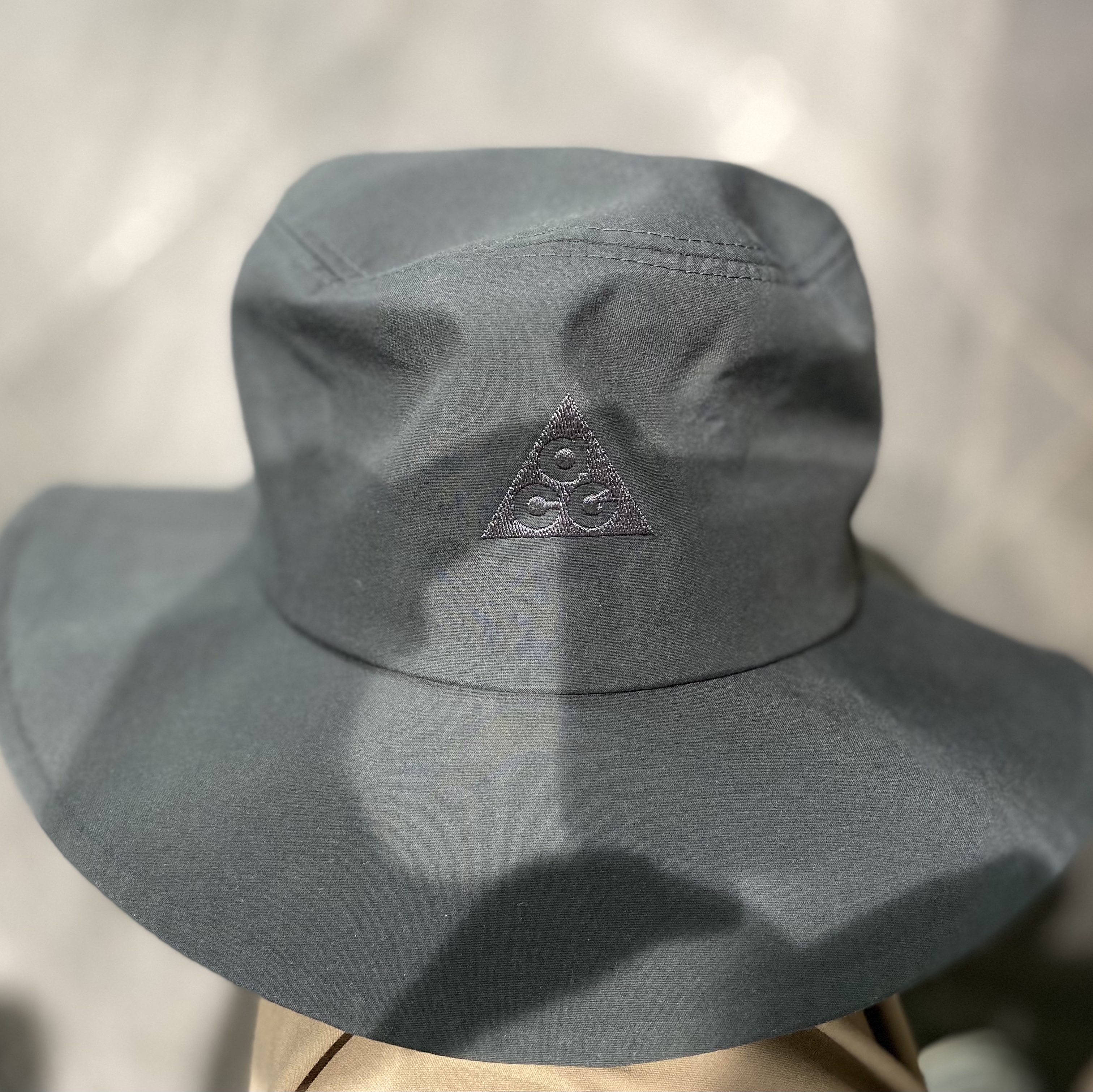 Nike ACG Bucket Dark Smoke Grey 착용 스타일
