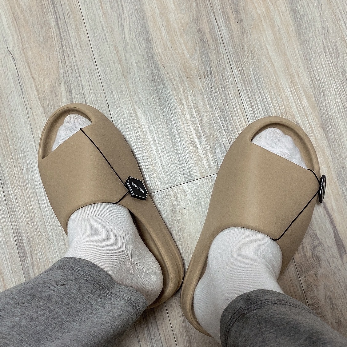 Adidas Yeezy Slide Pure - Re-Release Ver. 착용 스타일 - 2