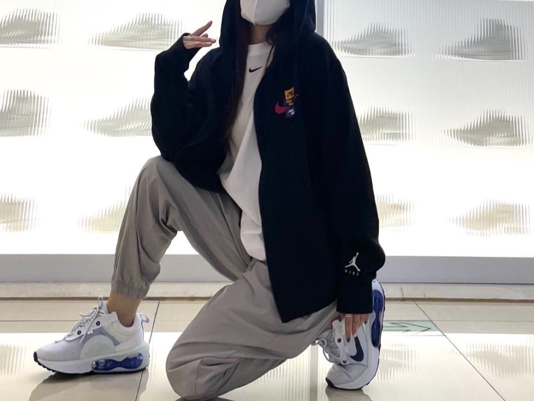 (W) Nike Air Max 2021 Obsidian Ghost 착용 스타일 - 1