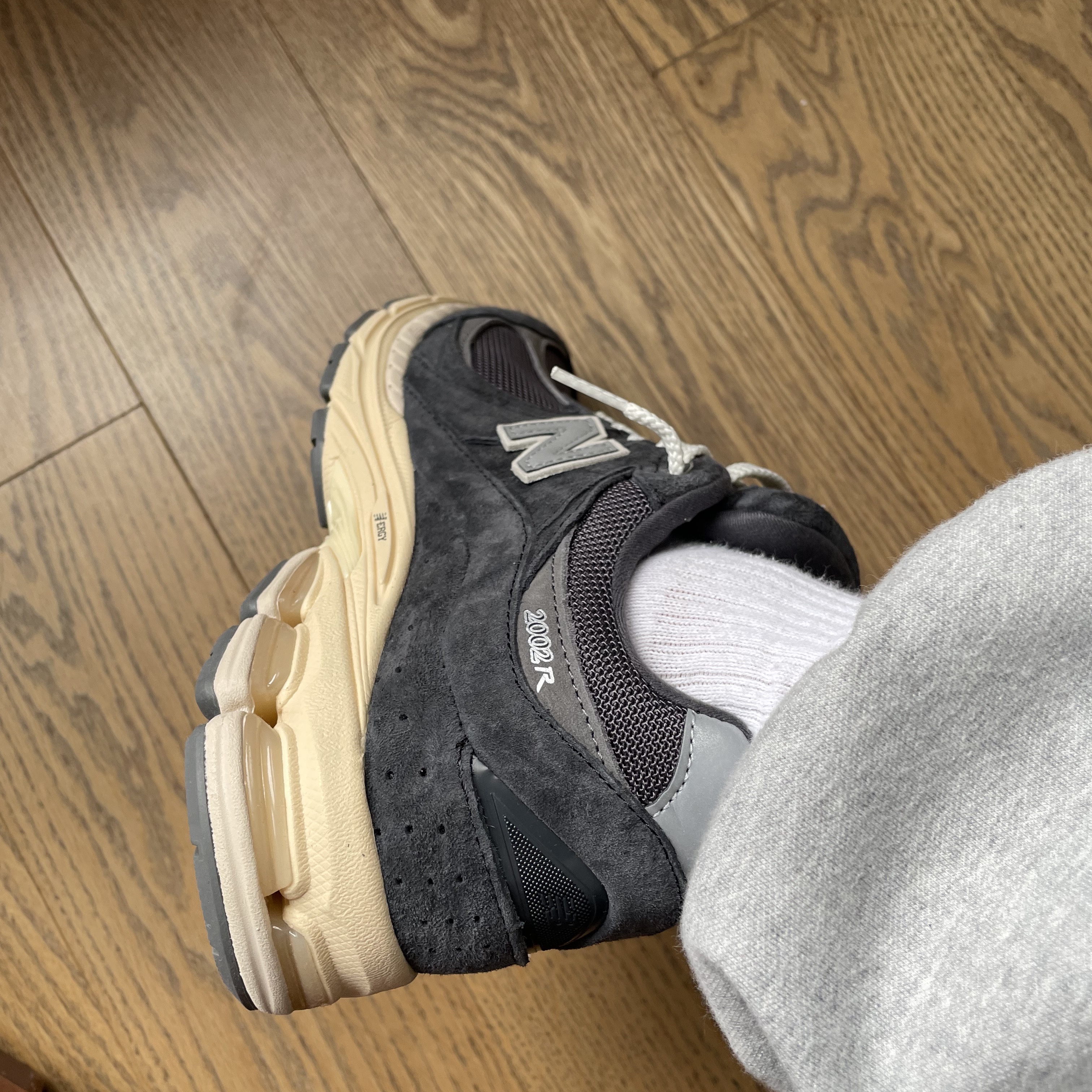 New Balance 2002R Special Vintage Black Grey 착용 스타일 - 2