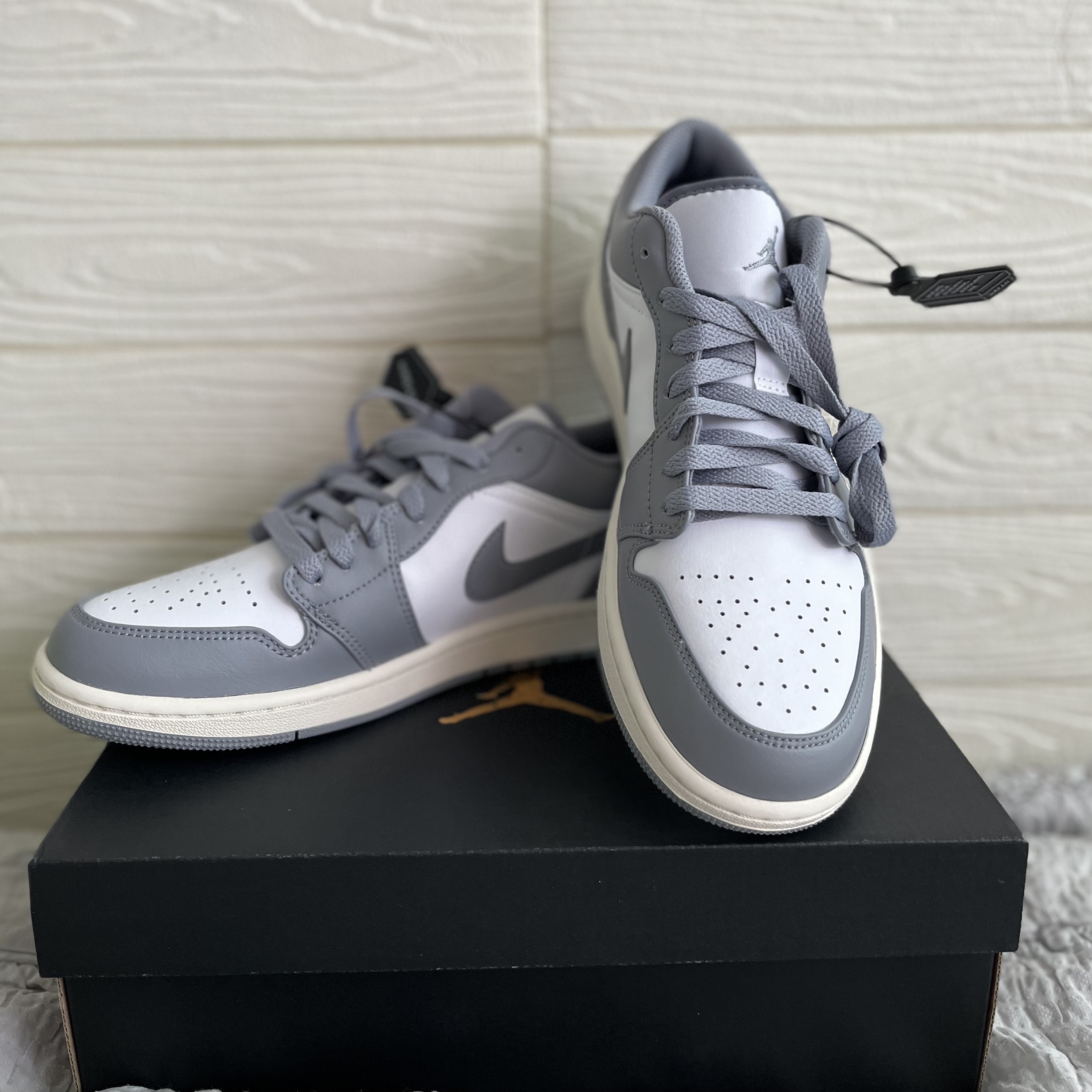Jordan 1 Low Stealth and White 착용 스타일 - 2