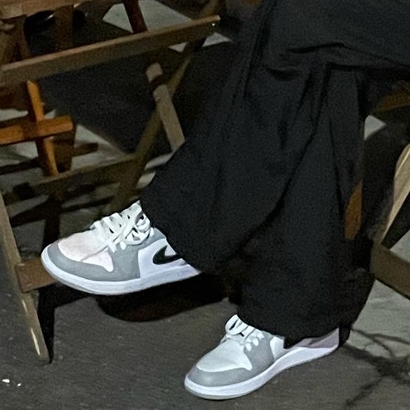 Jordan 1 Mid Light Smoke Grey Anthracite 착용 스타일 - 3