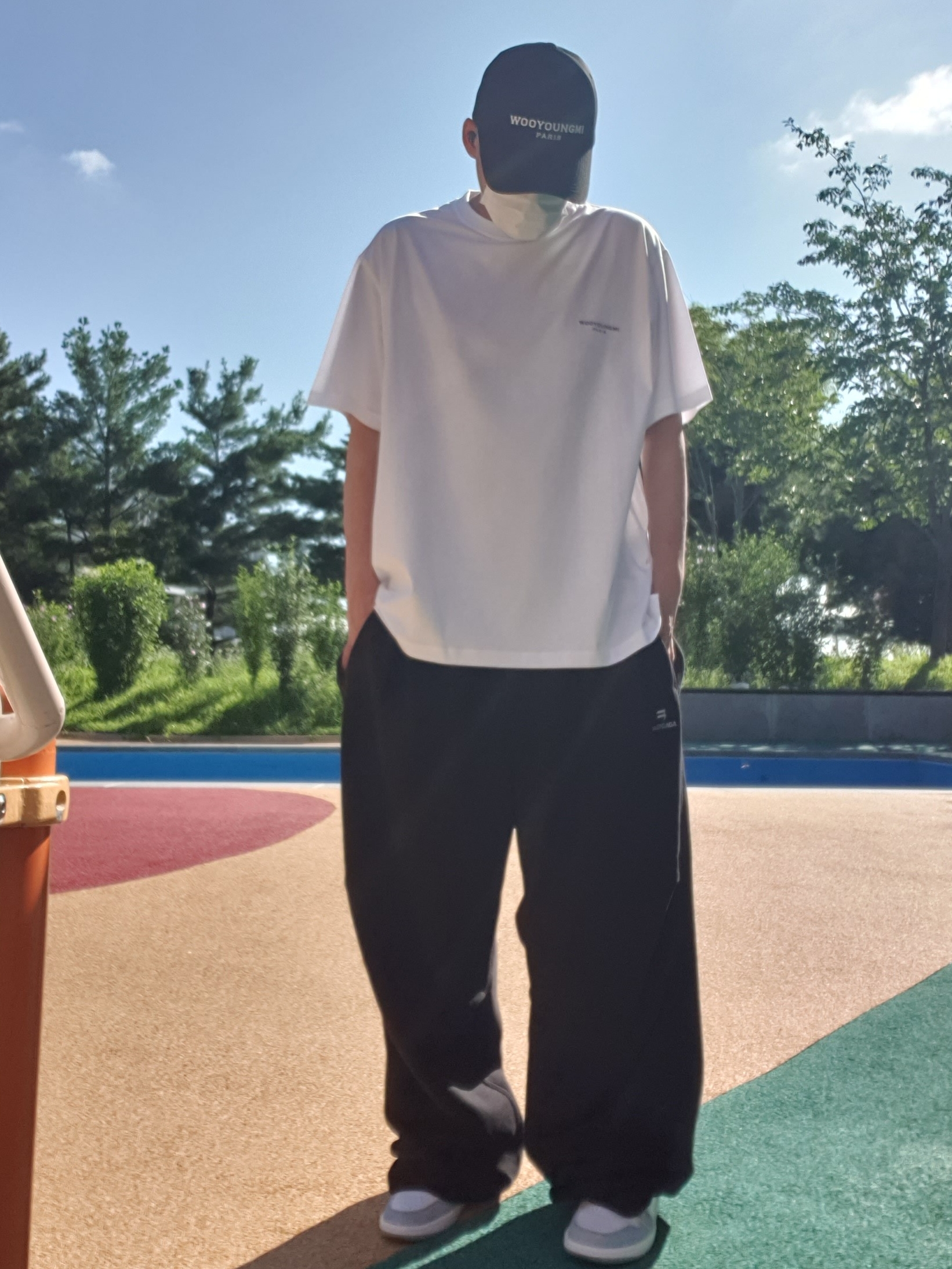 Wooyoungmi White Embroidered Logo Ball Cap Black, Wooyoungmi Flower Print Back Logo T-Shirt White - 22SS 착용 스타일 - 1