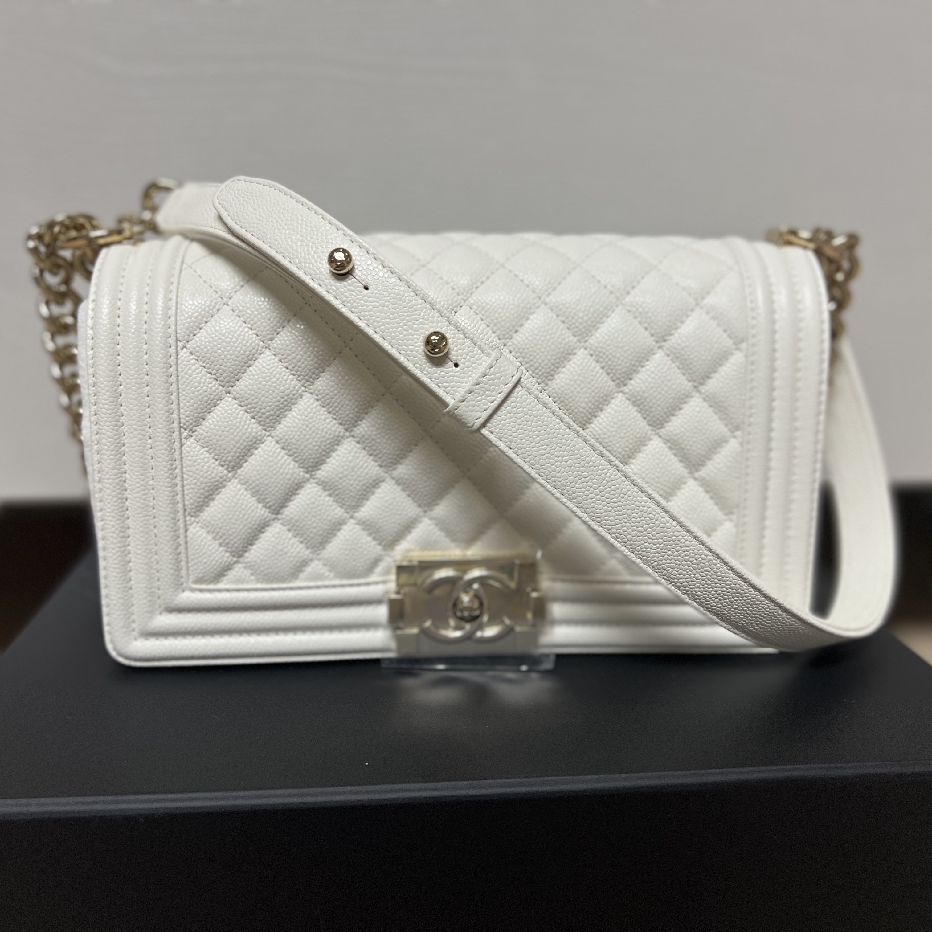 Chanel Medium Boy Chanel Handbag Grained Calfskin & Gold White 착용 스타일 - 3