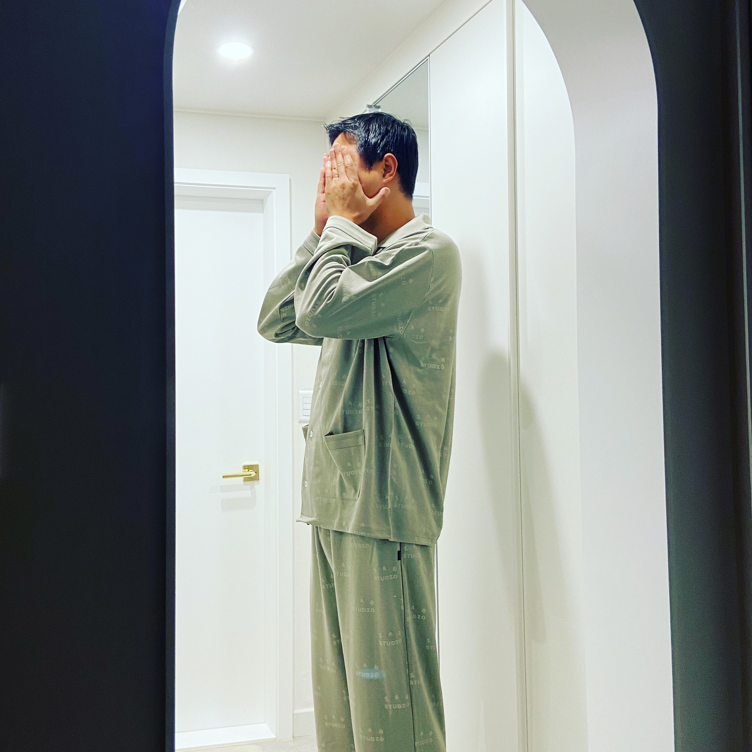 IAB Studio Pajama Set Light Green 착용 스타일