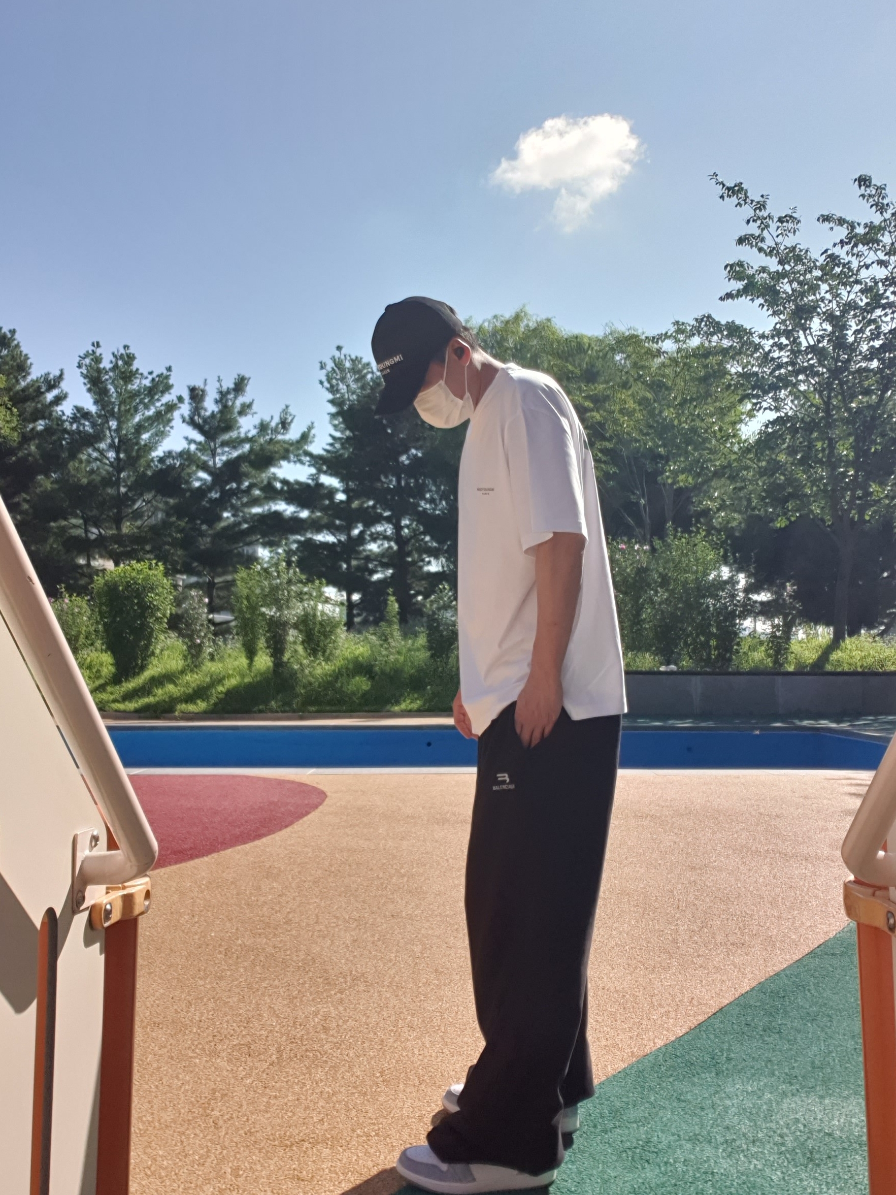Wooyoungmi White Embroidered Logo Ball Cap Black, Wooyoungmi Flower Print Back Logo T-Shirt White - 22SS 착용 스타일 - 2
