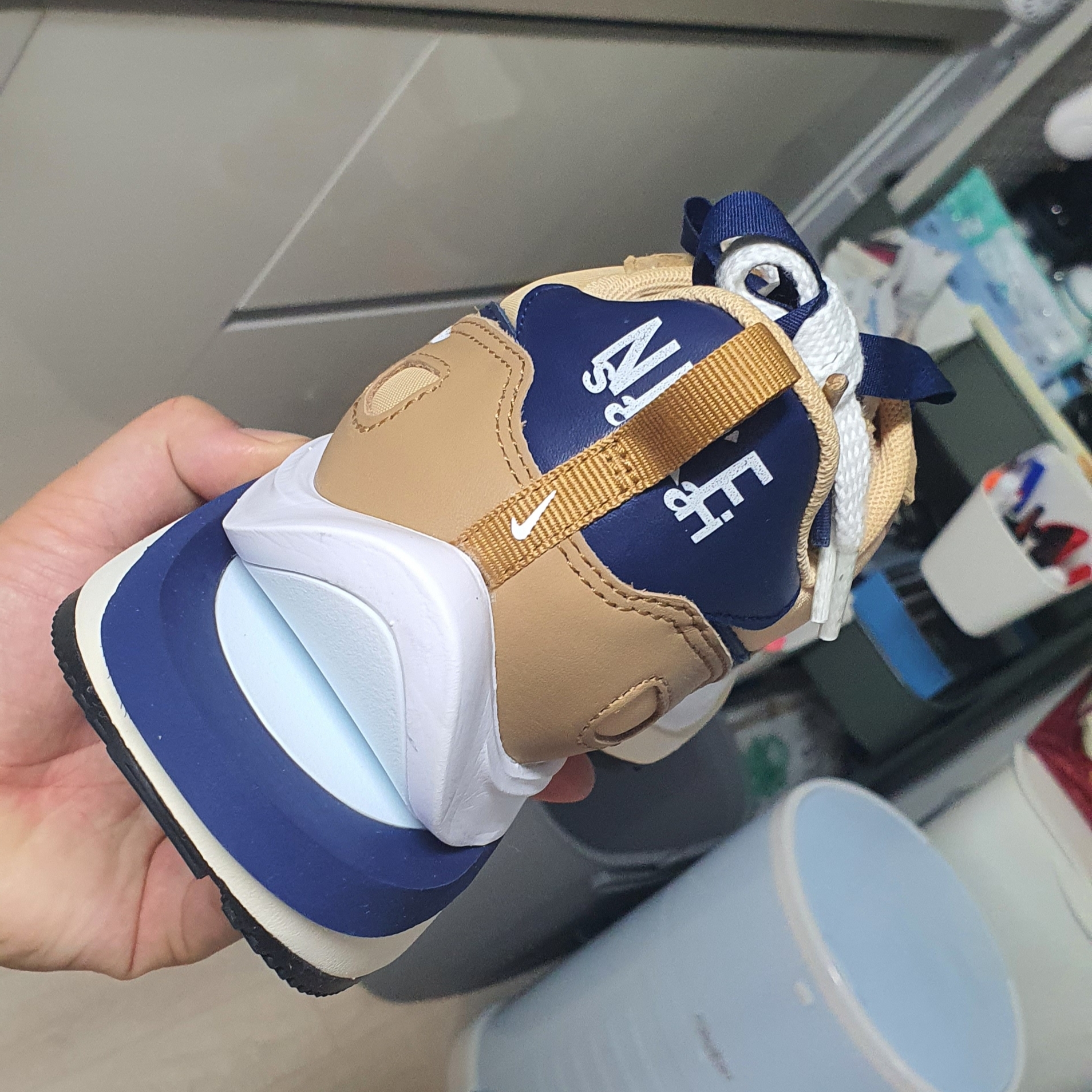 Nike x Sacai VaporWaffle Sesame and Blue Void 착용 스타일 - 3
