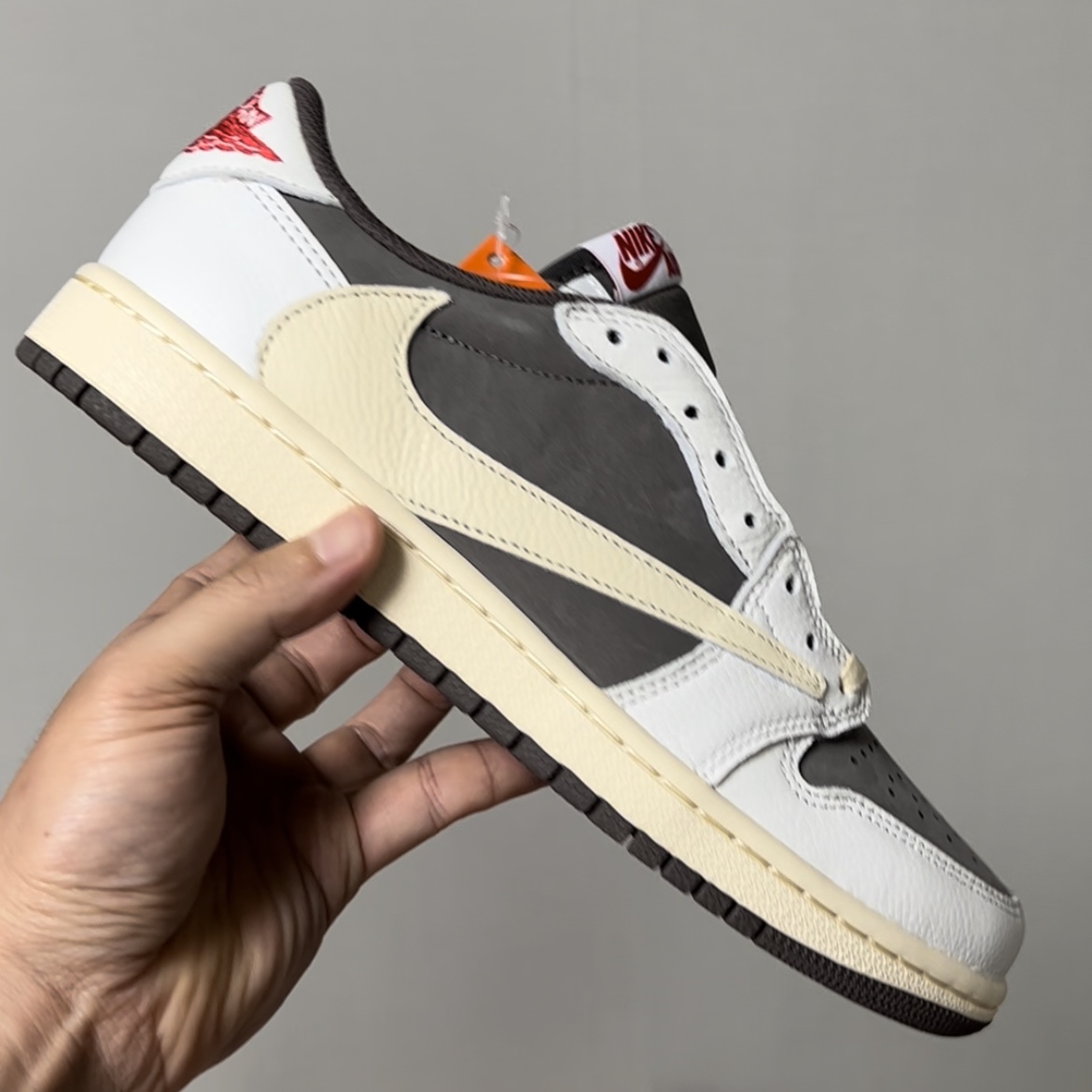 Jordan 1 x Travis Scott Retro Low OG SP Sail and Ridgerock 착용 스타일