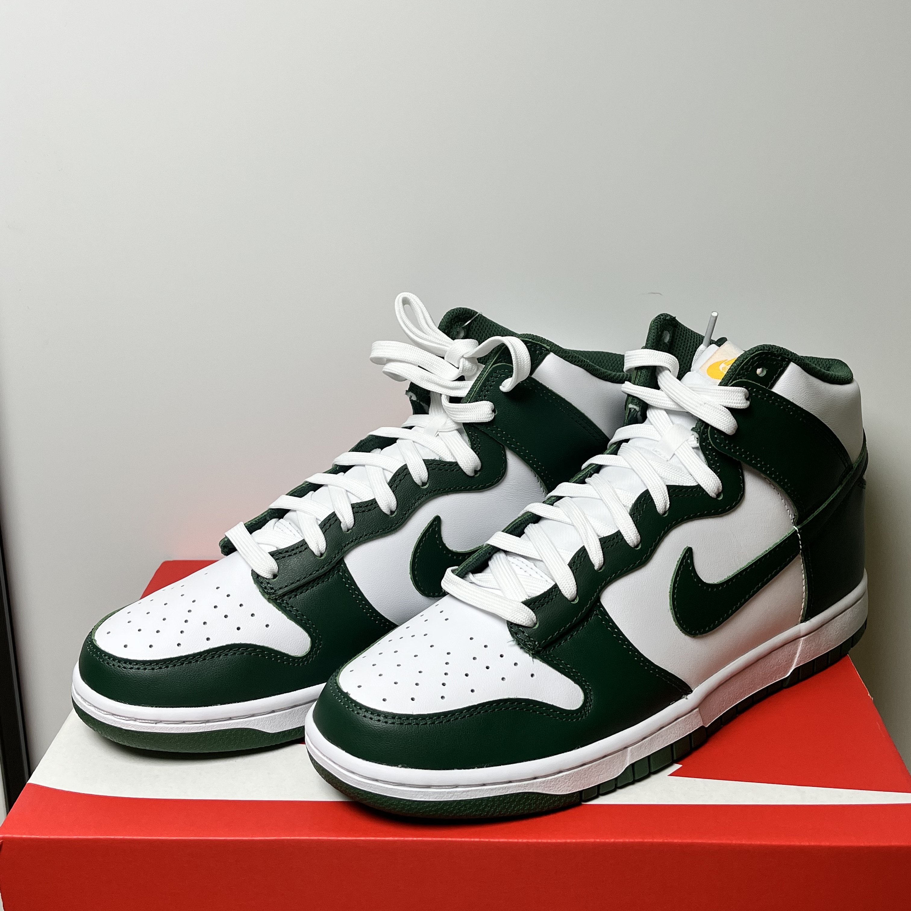 Nike Dunk High Retro Noble Green 착용 스타일 - 2