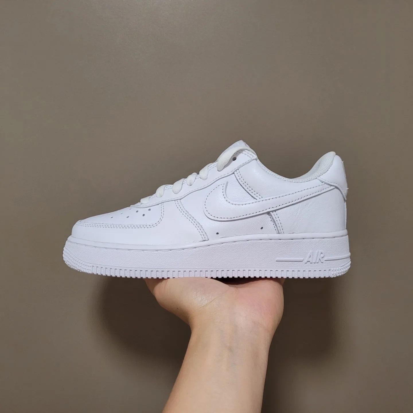 Nike Air Force 1 Low Retro Color of the Month White 착용 스타일 - 1