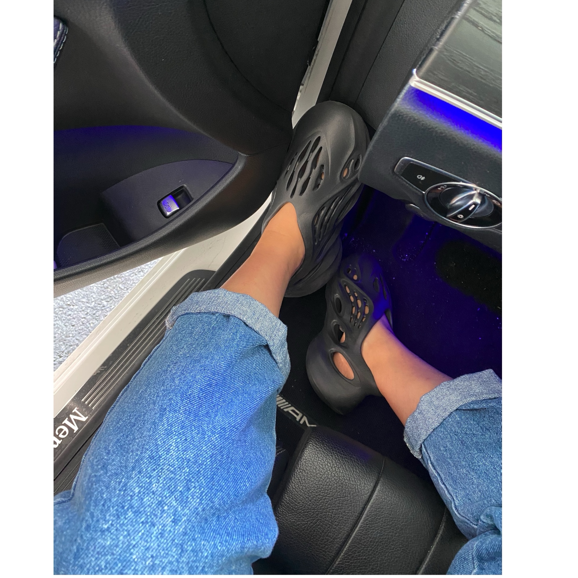 Adidas Yeezy Foam RNNR Onyx 착용 스타일