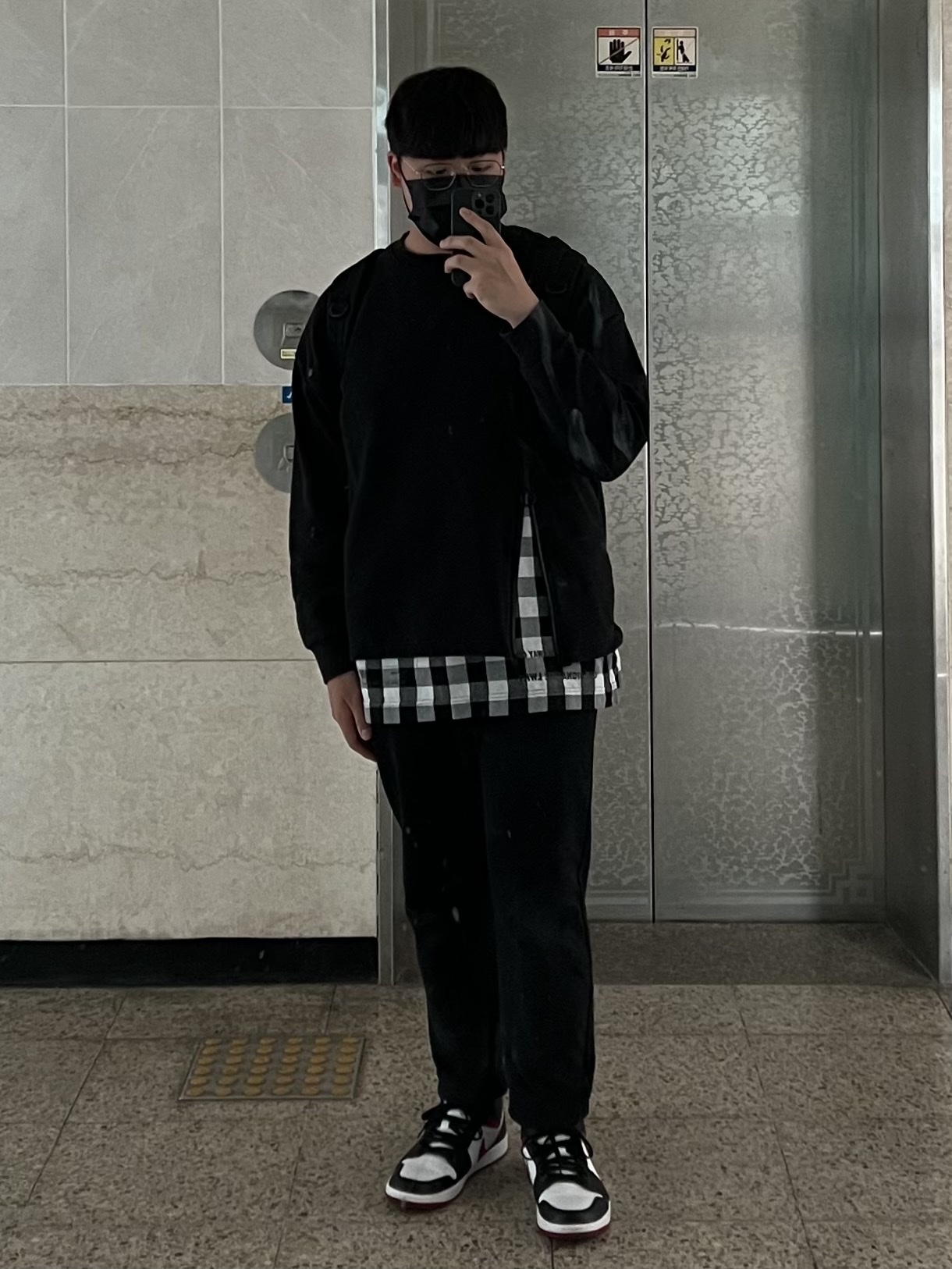 Nike Air Force 1 '07 LV8 Athletic Club Black Dark Sulfur 착용 스타일 - 3