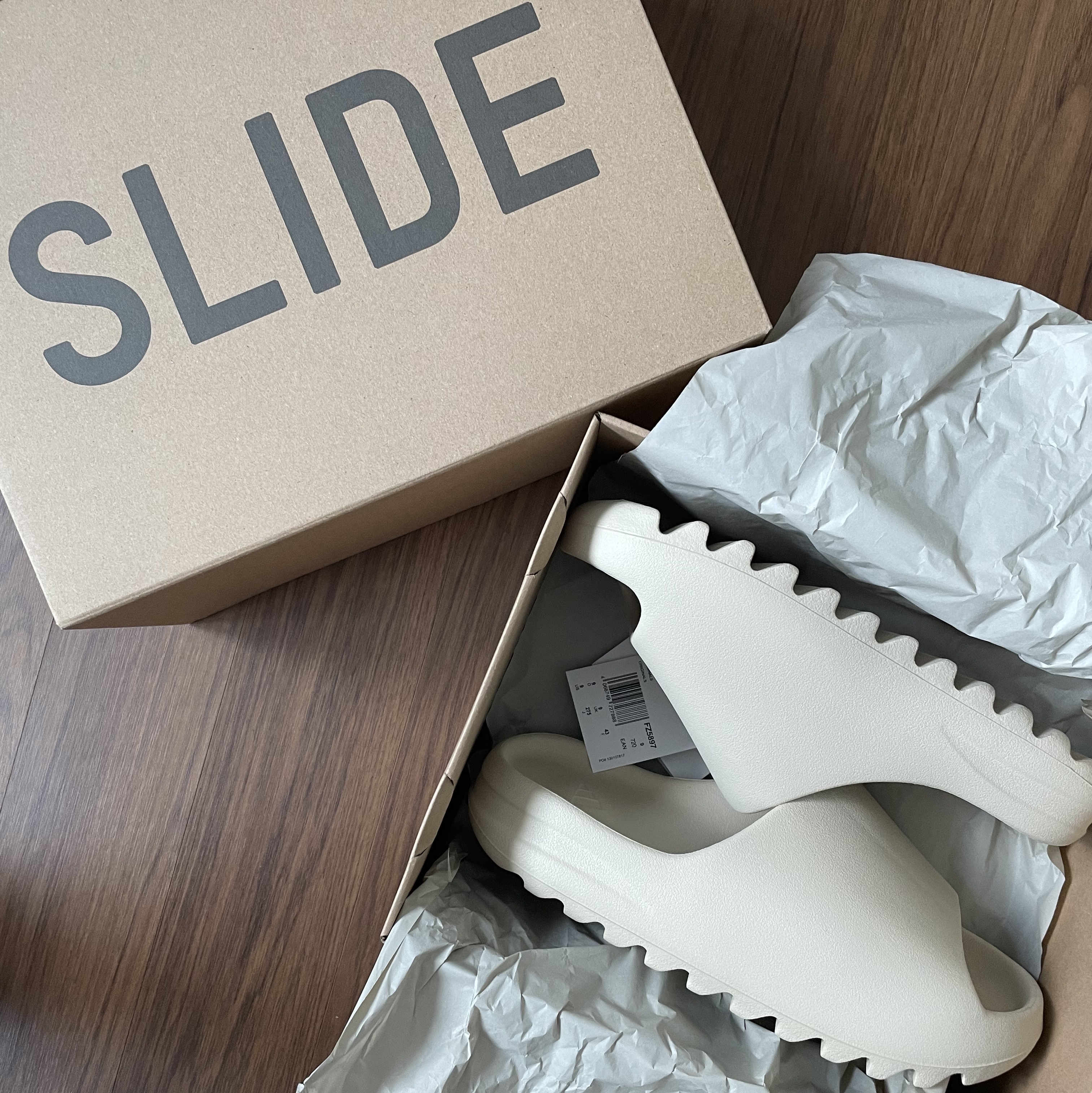 Adidas Yeezy Slide Bone 2022/2023 착용 스타일 - 1
