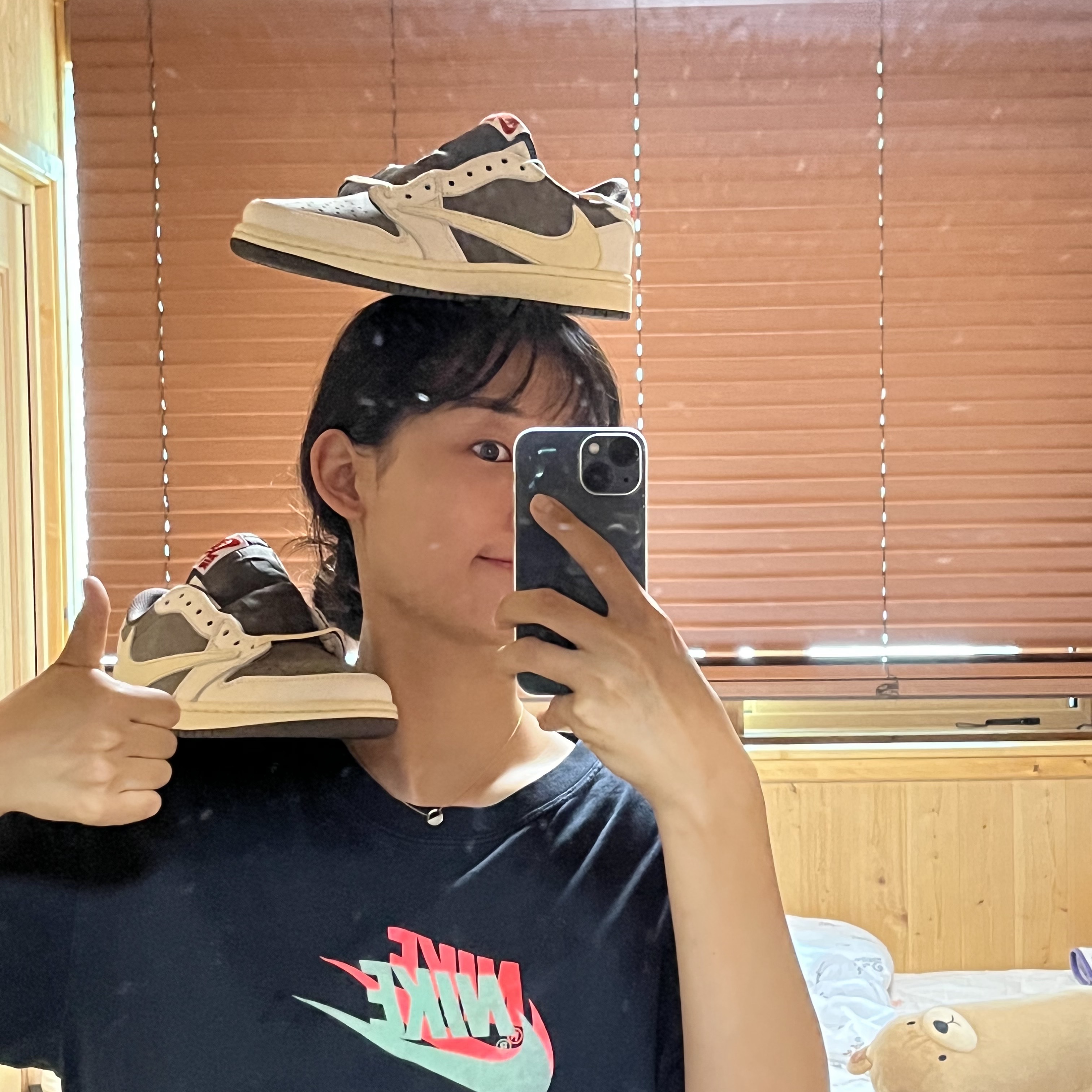 Jordan 1 x Travis Scott Retro Low OG SP Sail and Ridgerock 착용 스타일 - 2