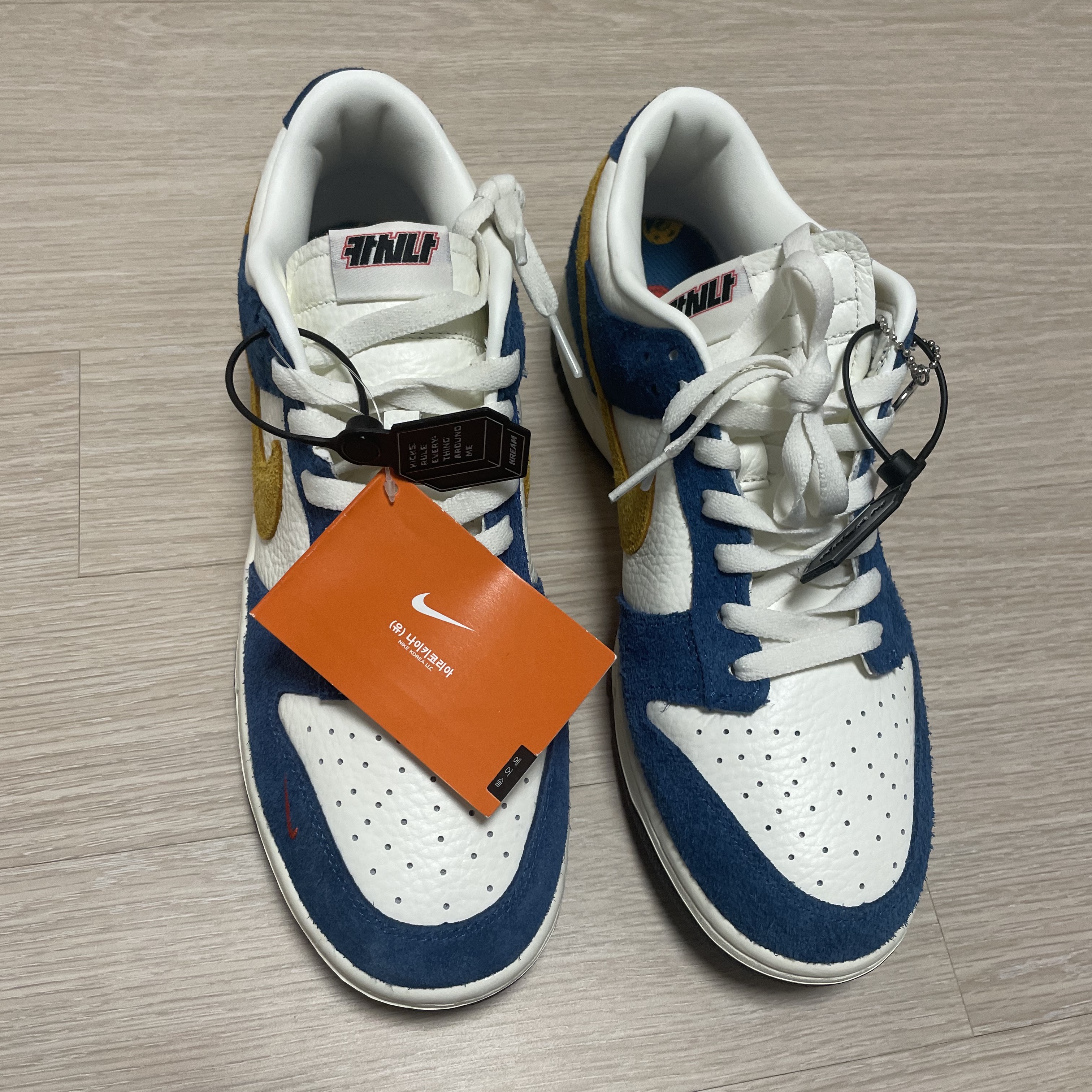 Nike x Kasina Dunk Low 80's Bus, Rolex Sky-Dweller 42mm 326934 Bright Blue Jubilee 착용 스타일 - 1