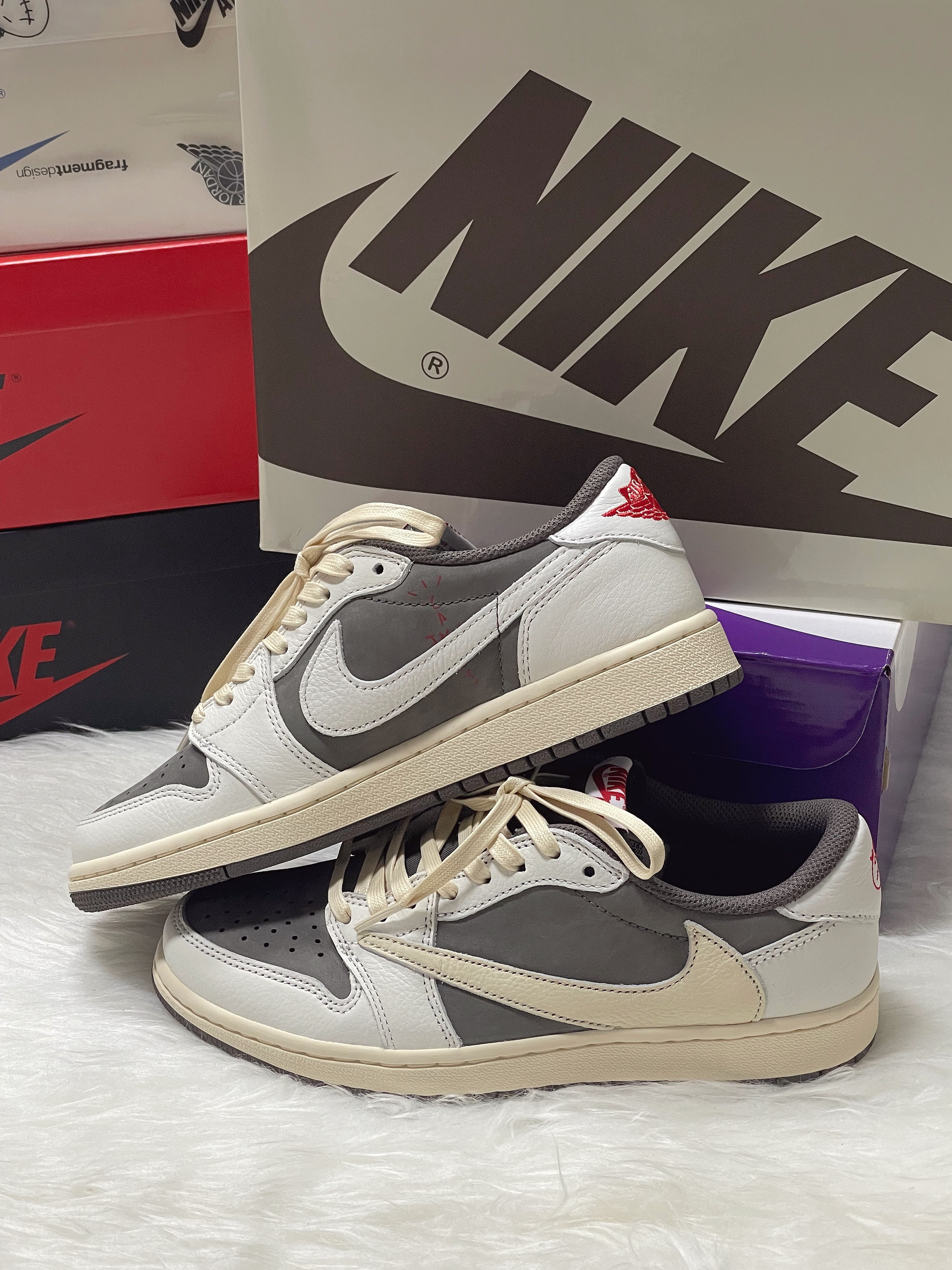 Jordan 1 x Travis Scott Retro Low OG SP Sail and Ridgerock, Jordan 1 x Travis Scott x Fragment Retro Low OG SP Military Blue 착용 스타일 - 3