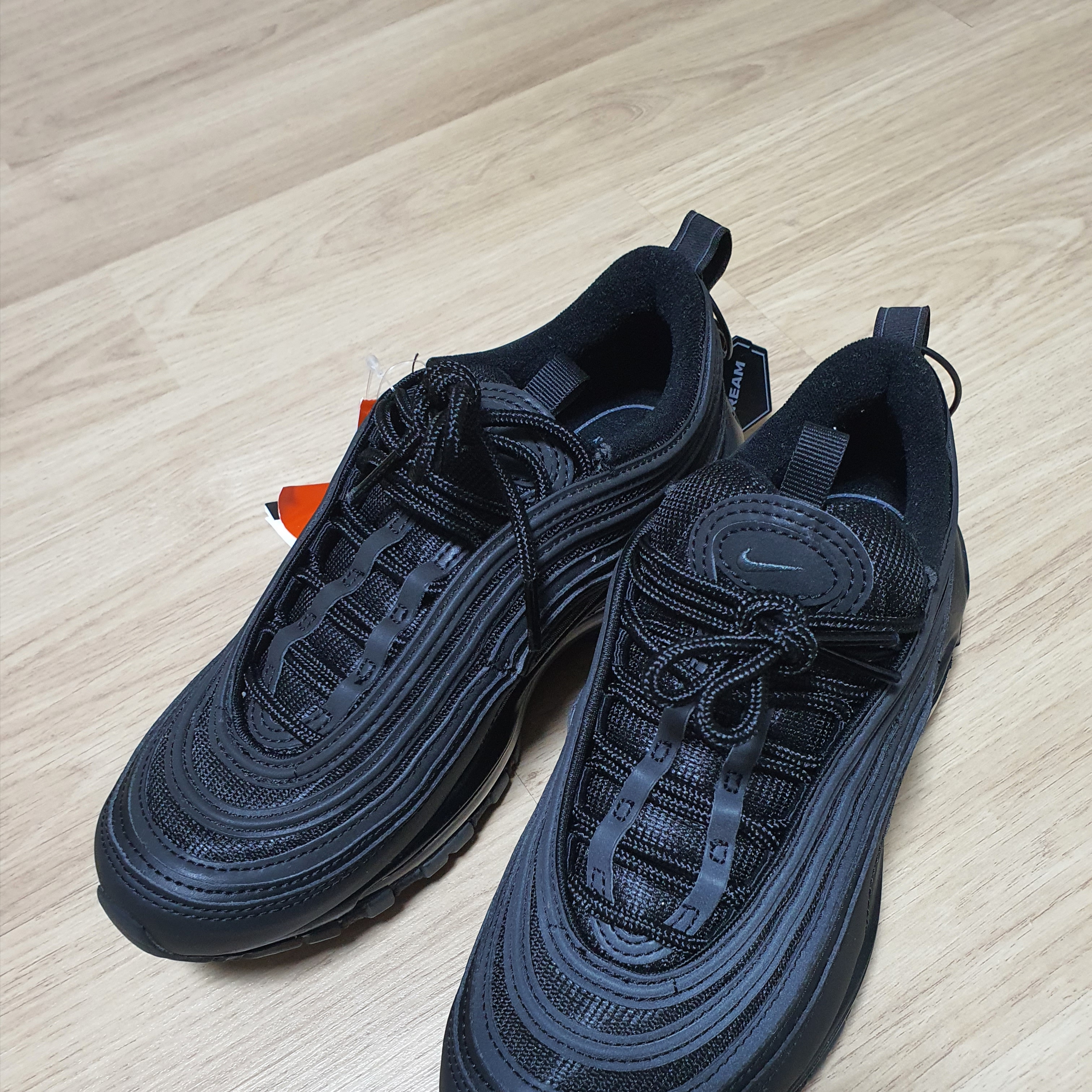 Nike Air Max 97 Ultra 17 Triple Black 착용 스타일 - 2