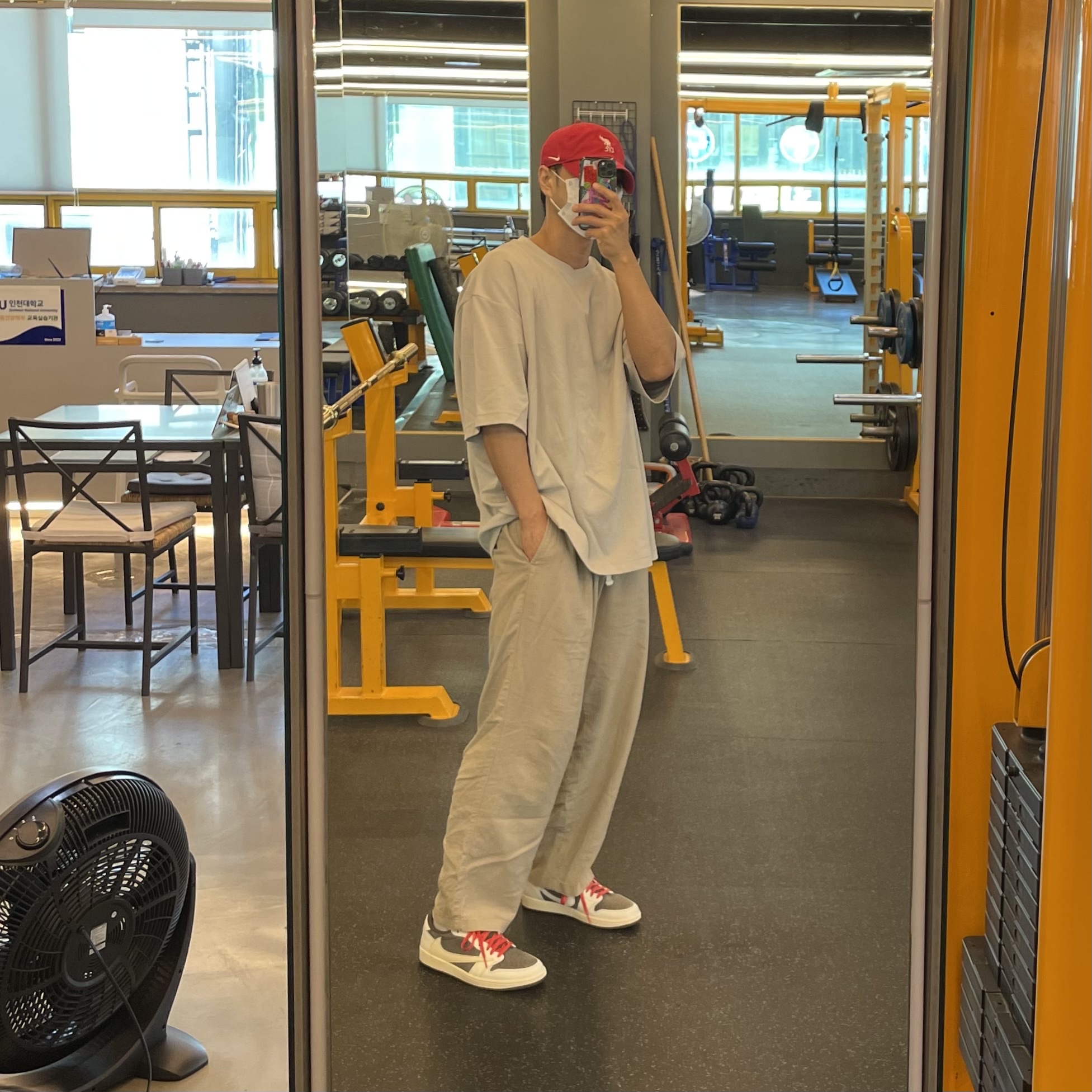 Jordan 1 x Travis Scott Retro Low OG SP Sail and Ridgerock 착용 스타일